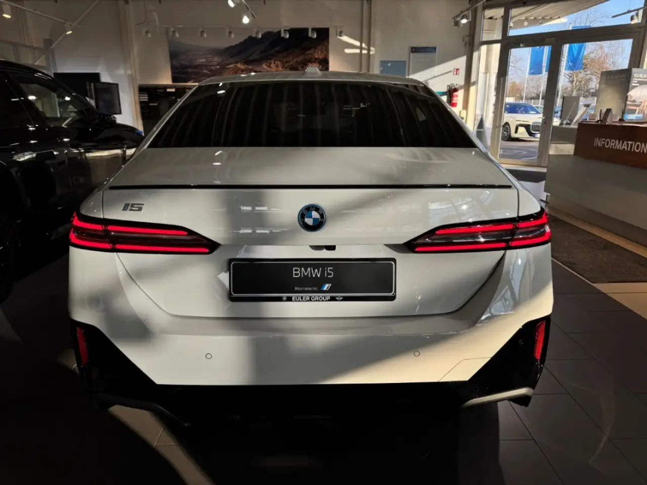 BMW i5 eDrive40 Limousine Sportpaket HUD AHK-klappbar AHK 10