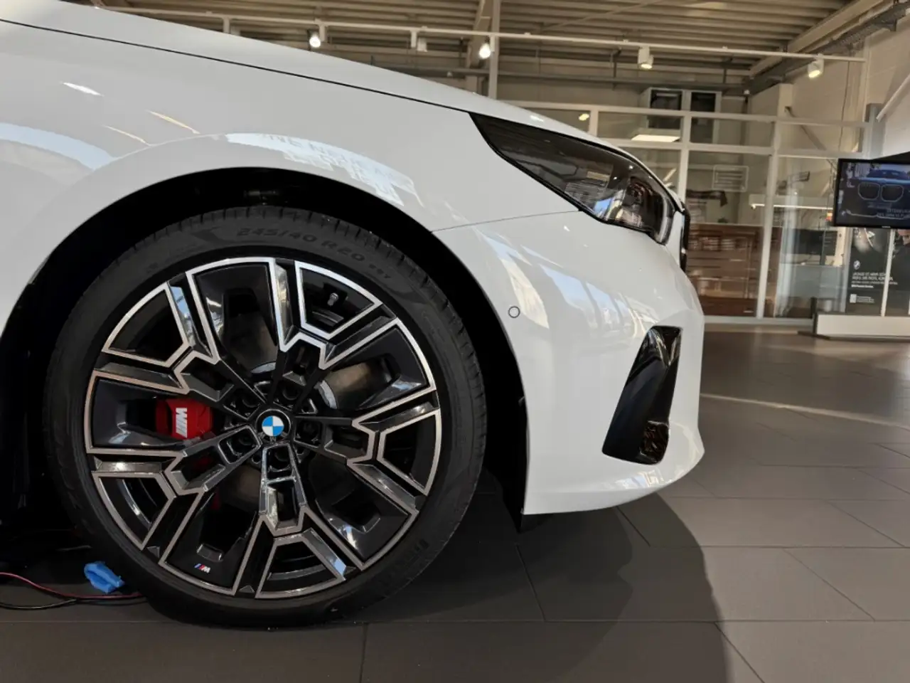 BMW i5 eDrive40 Limousine Sportpaket HUD AHK-klappbar AHK 4