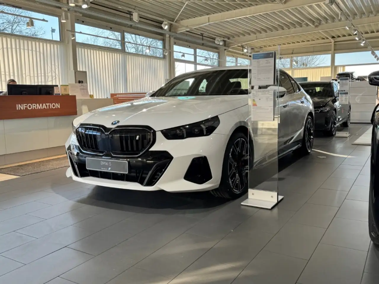 BMW i5 eDrive40 Limousine Sportpaket HUD AHK-klappbar AHK 3
