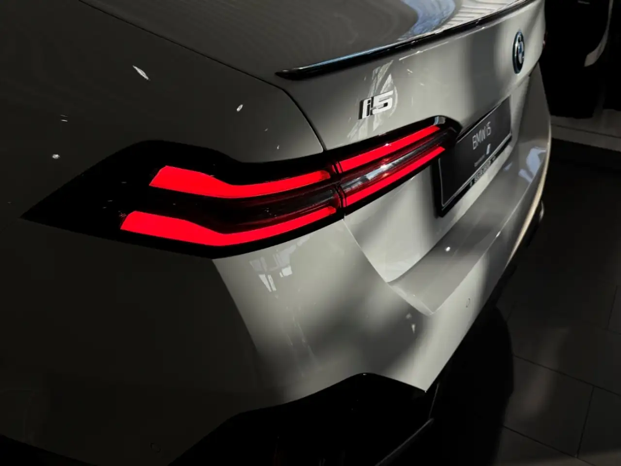 BMW i5 eDrive40 Limousine Sportpaket HUD AHK-klappbar AHK 8