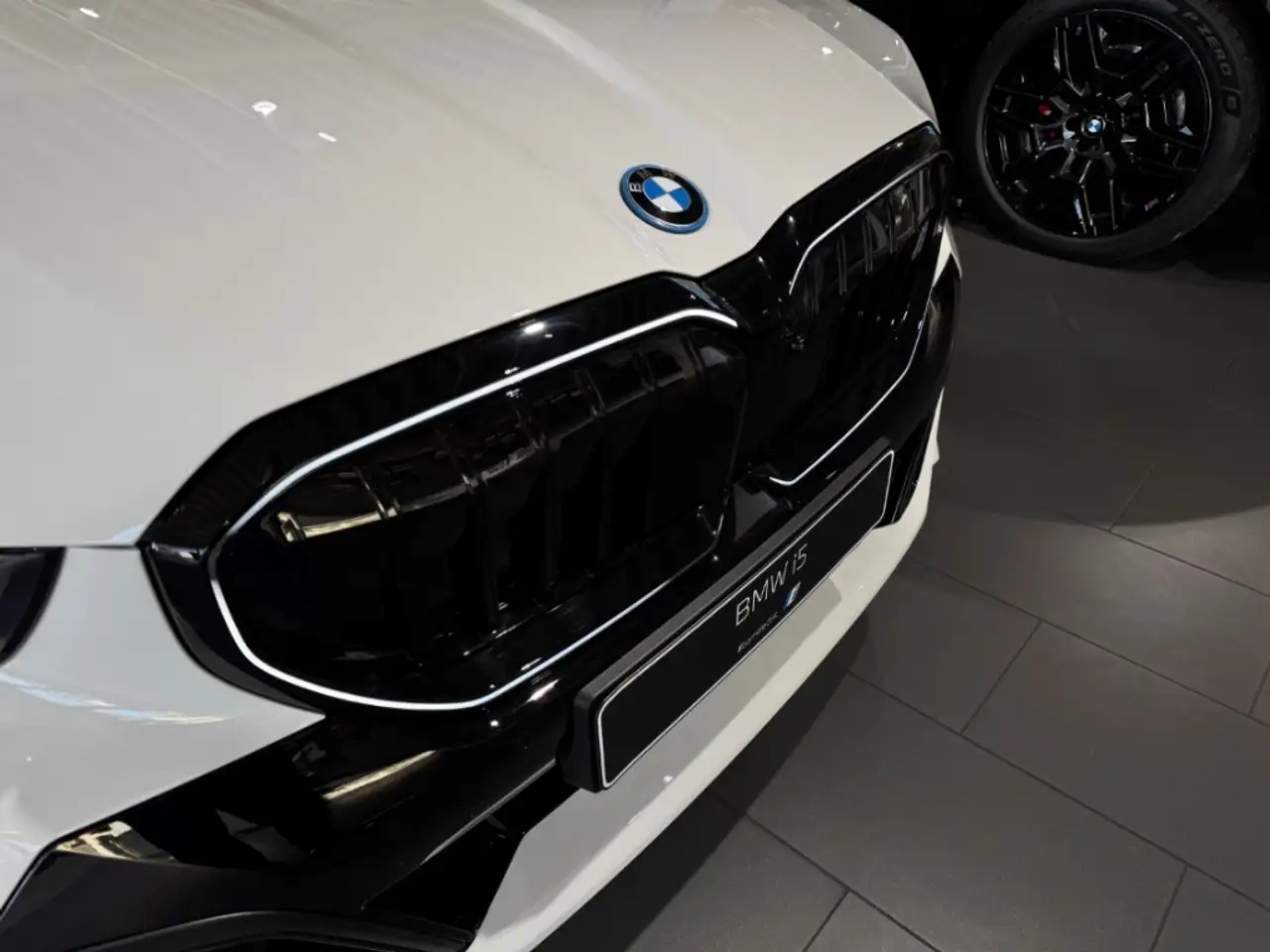 BMW i5 eDrive40 Limousine Sportpaket HUD AHK-klappbar AHK 6