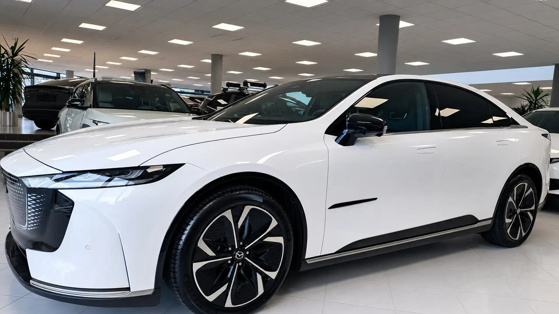 Mazda 6e Takumi Weiß - 1