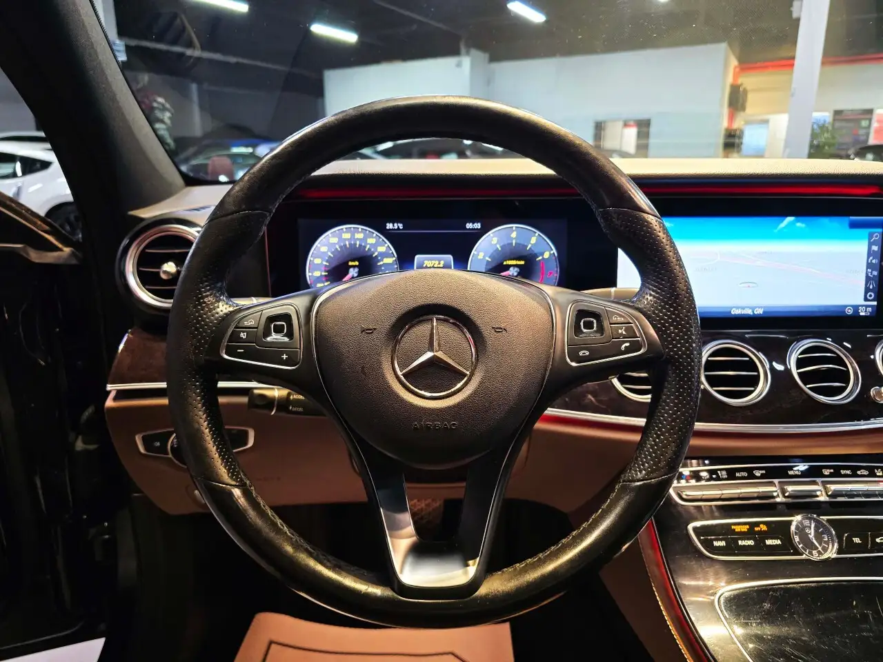Mercedes-Benz E-Class снимка Mercedes-Benz E-Class