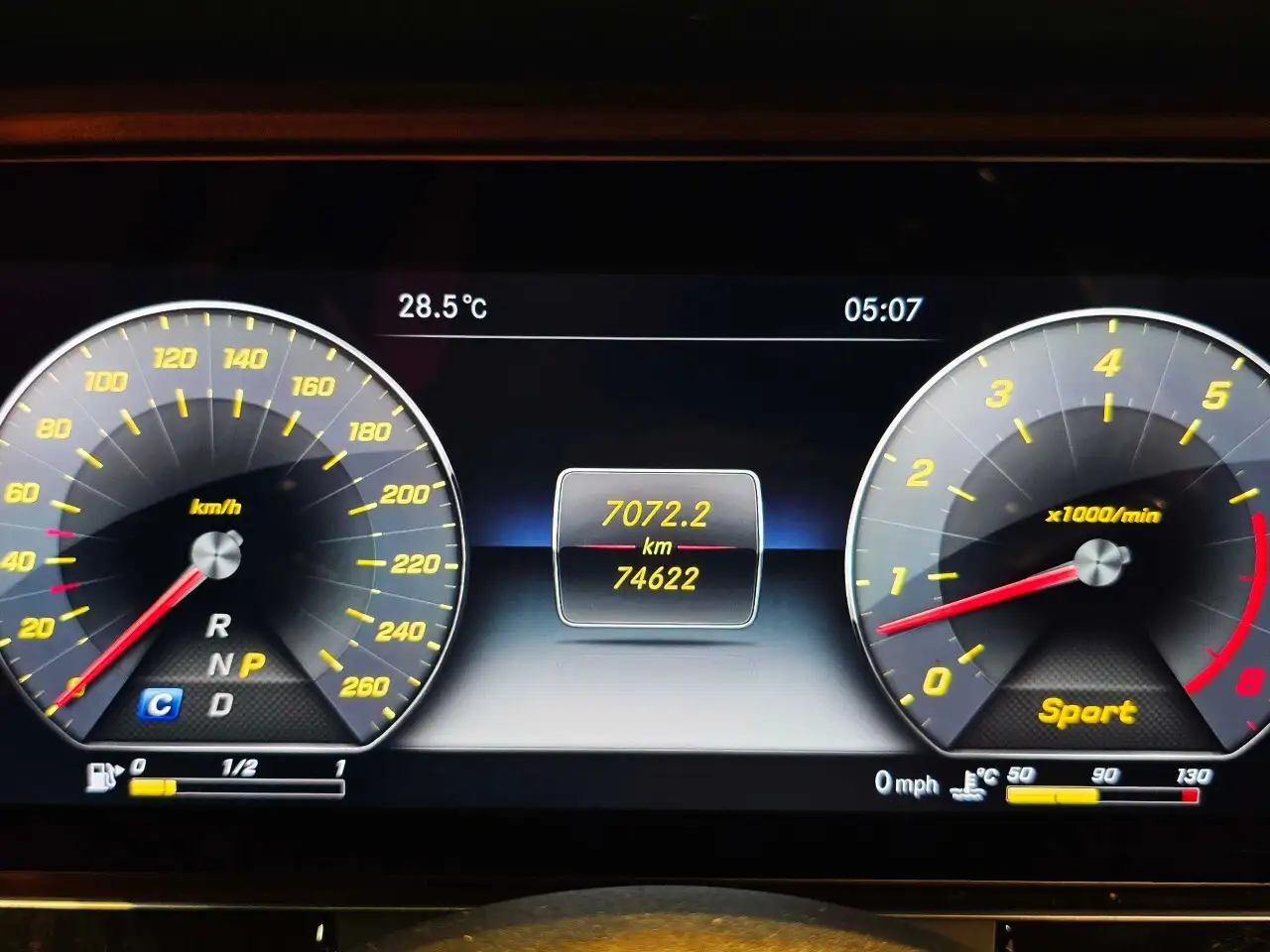 Mercedes-Benz E-Class снимка Mercedes-Benz E-Class