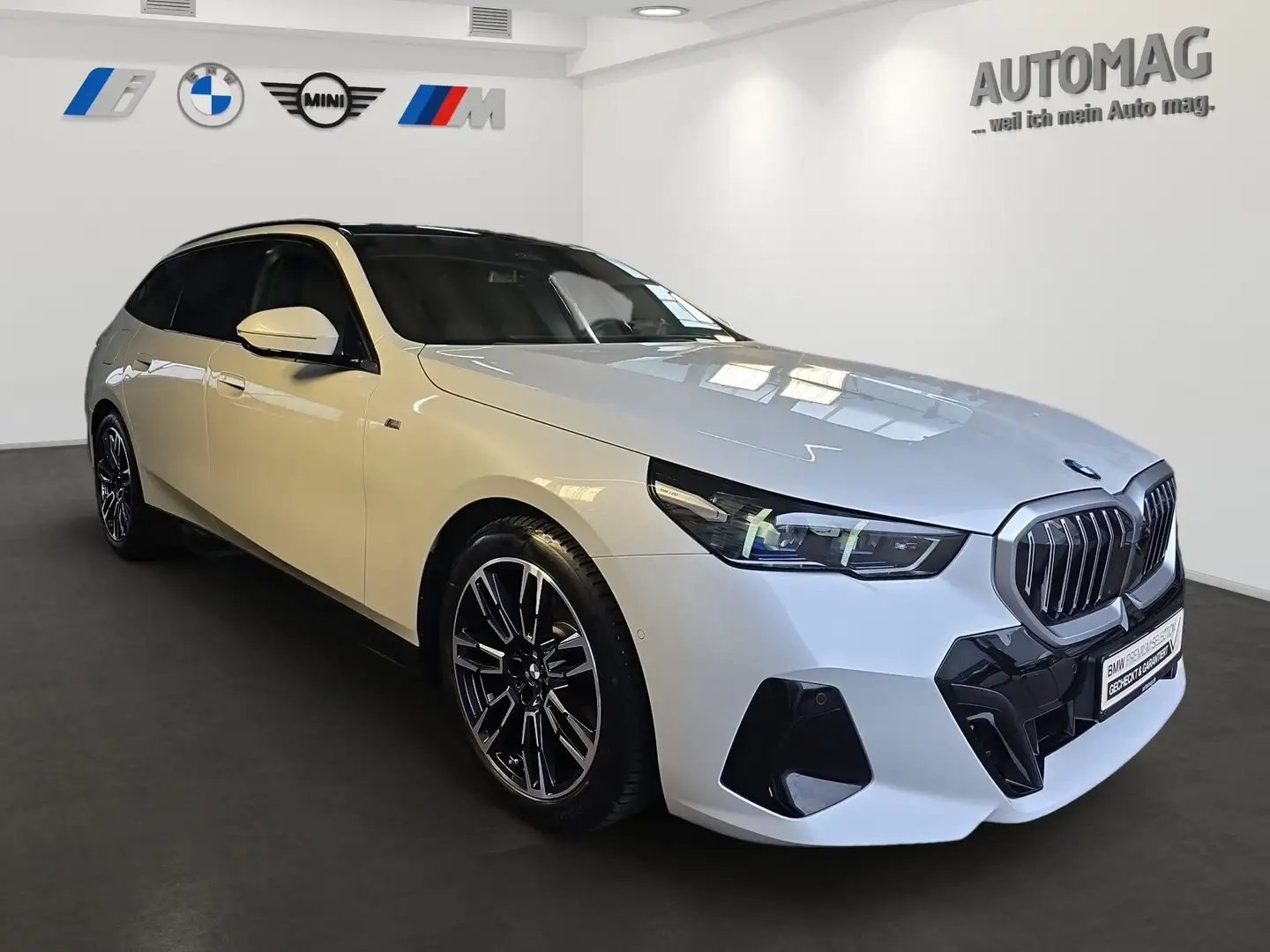 BMW 520 d M-Sport*AHK*PanoDach*Standheizung*DrivAssistPlus Weiß - 2