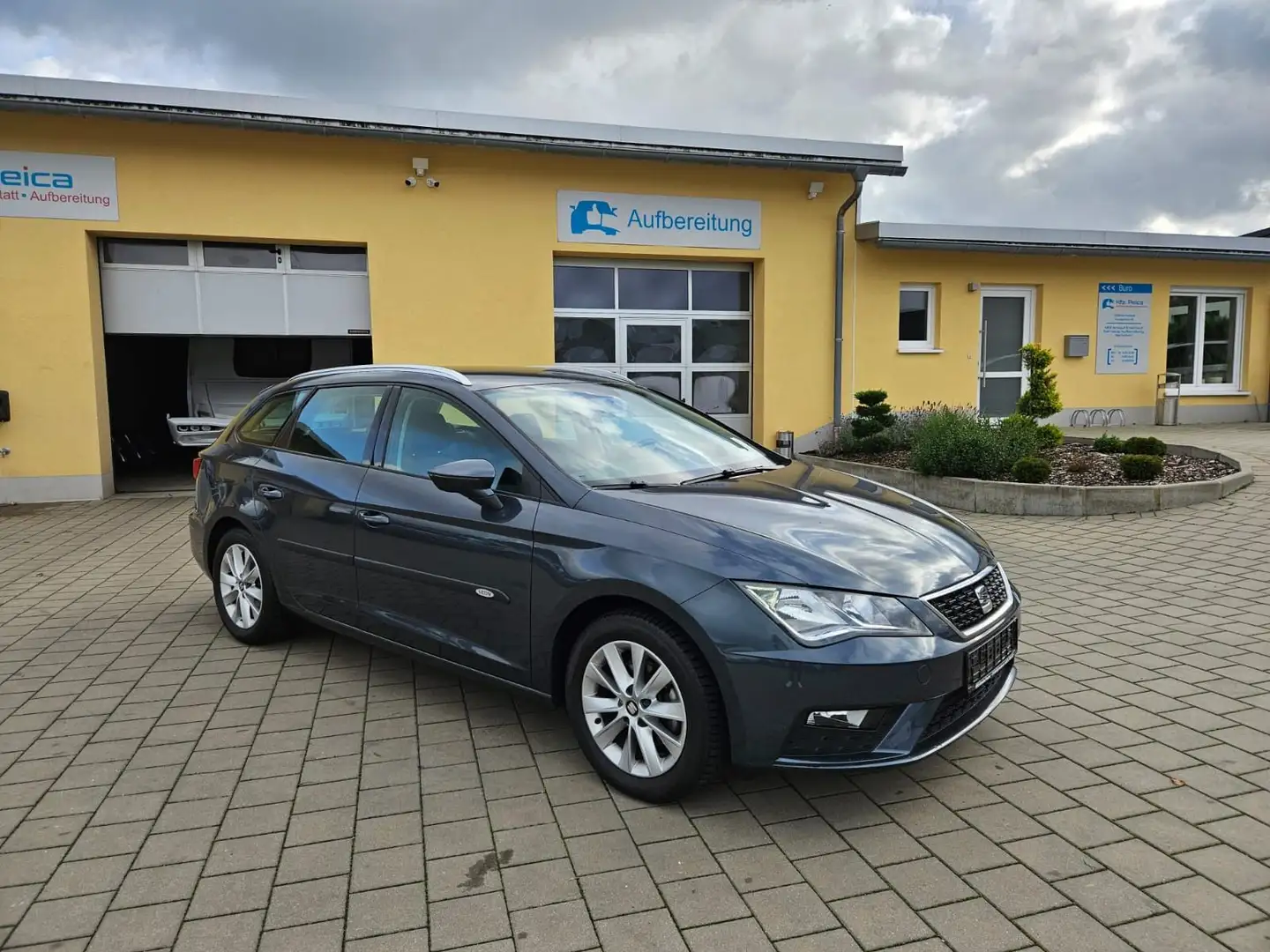SEAT Leon 1.5 TGI Sportstourer*Navi*PDC*1Hand Grau - 1