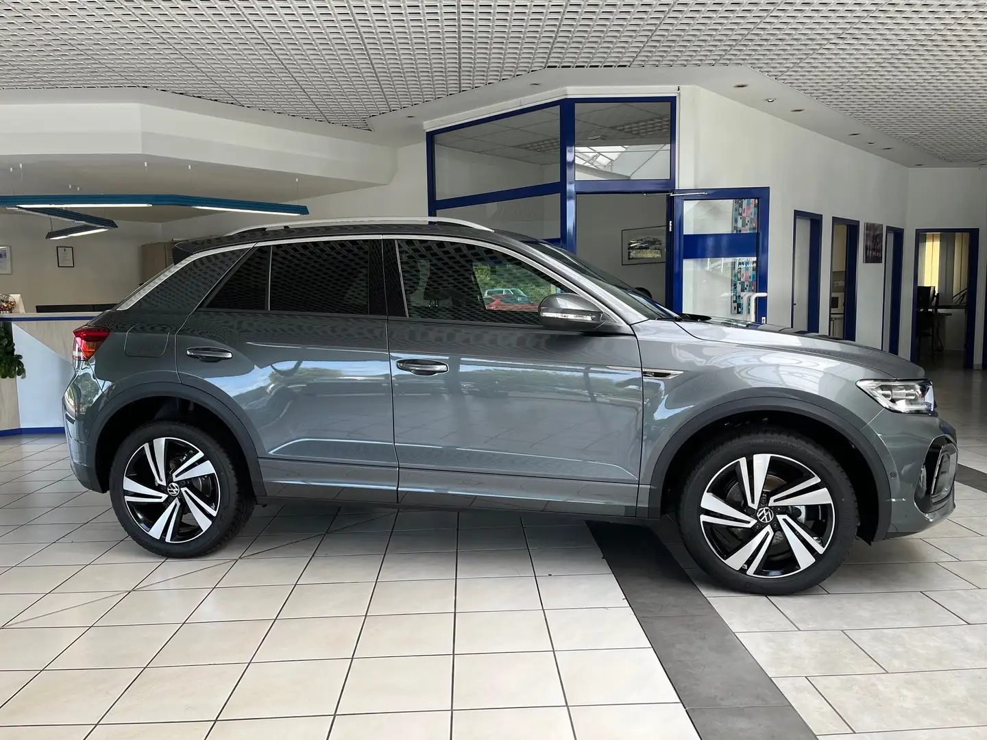 Volkswagen T-Roc R-LINE 1.5 TSI-OPF DSG IQ DRIVE, AHK Gris - 1