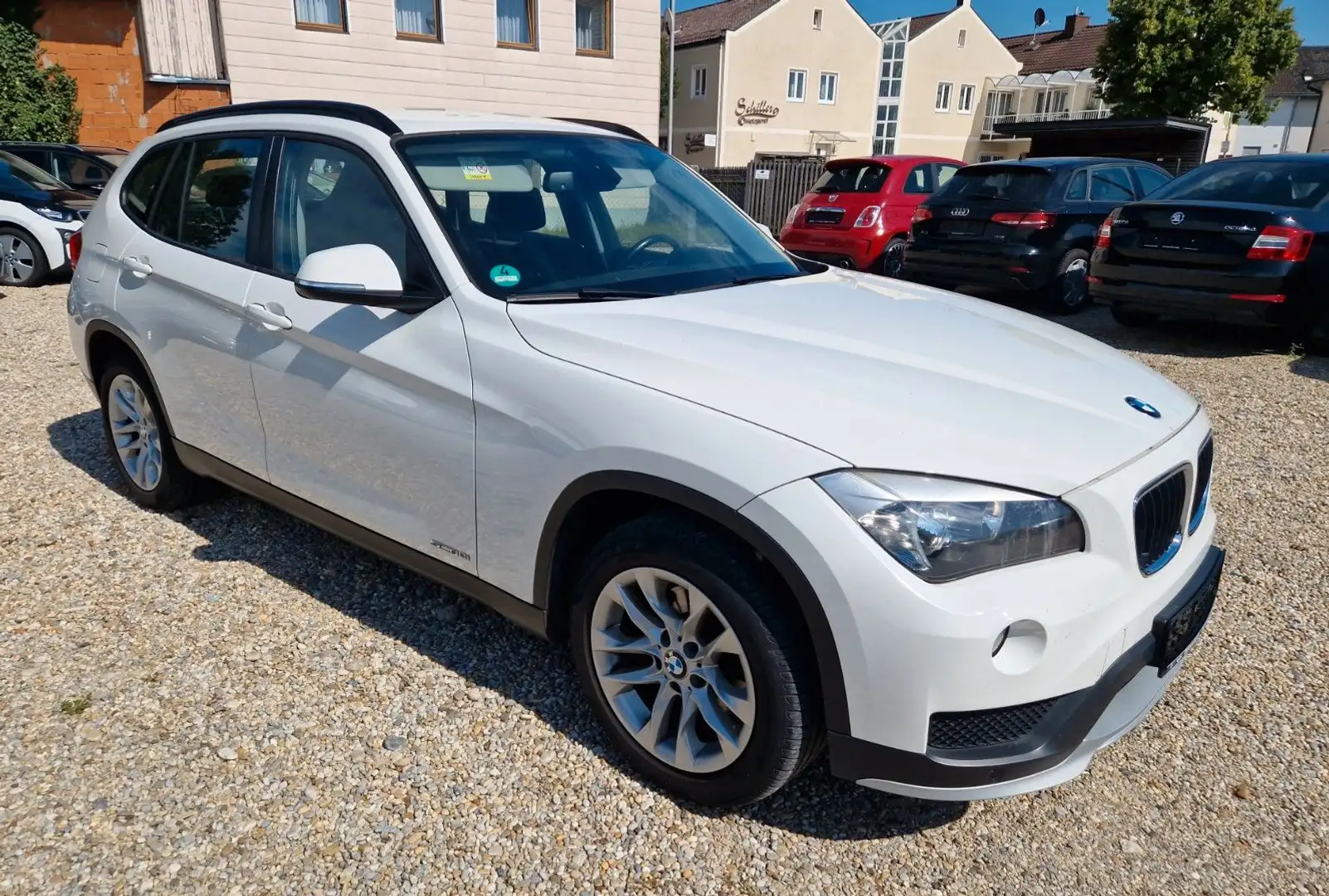 BMW X1 20 i sDrive  Scheckheft Weiß - 2