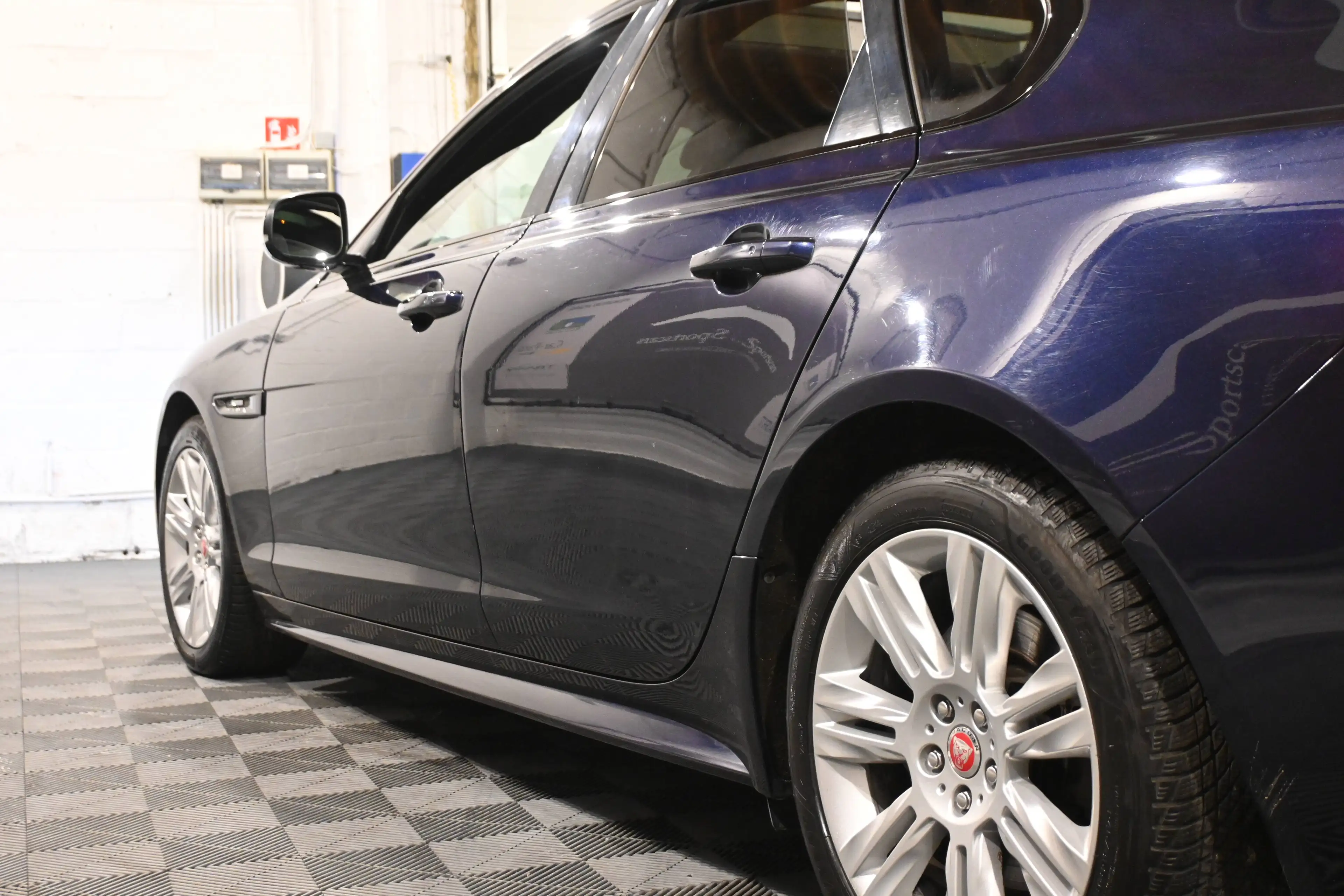 Jaguar XF XF 2.0 D AWD R-SPORT / PANO / CAMERA / XENON / LEDS / PDC !! — photo 9