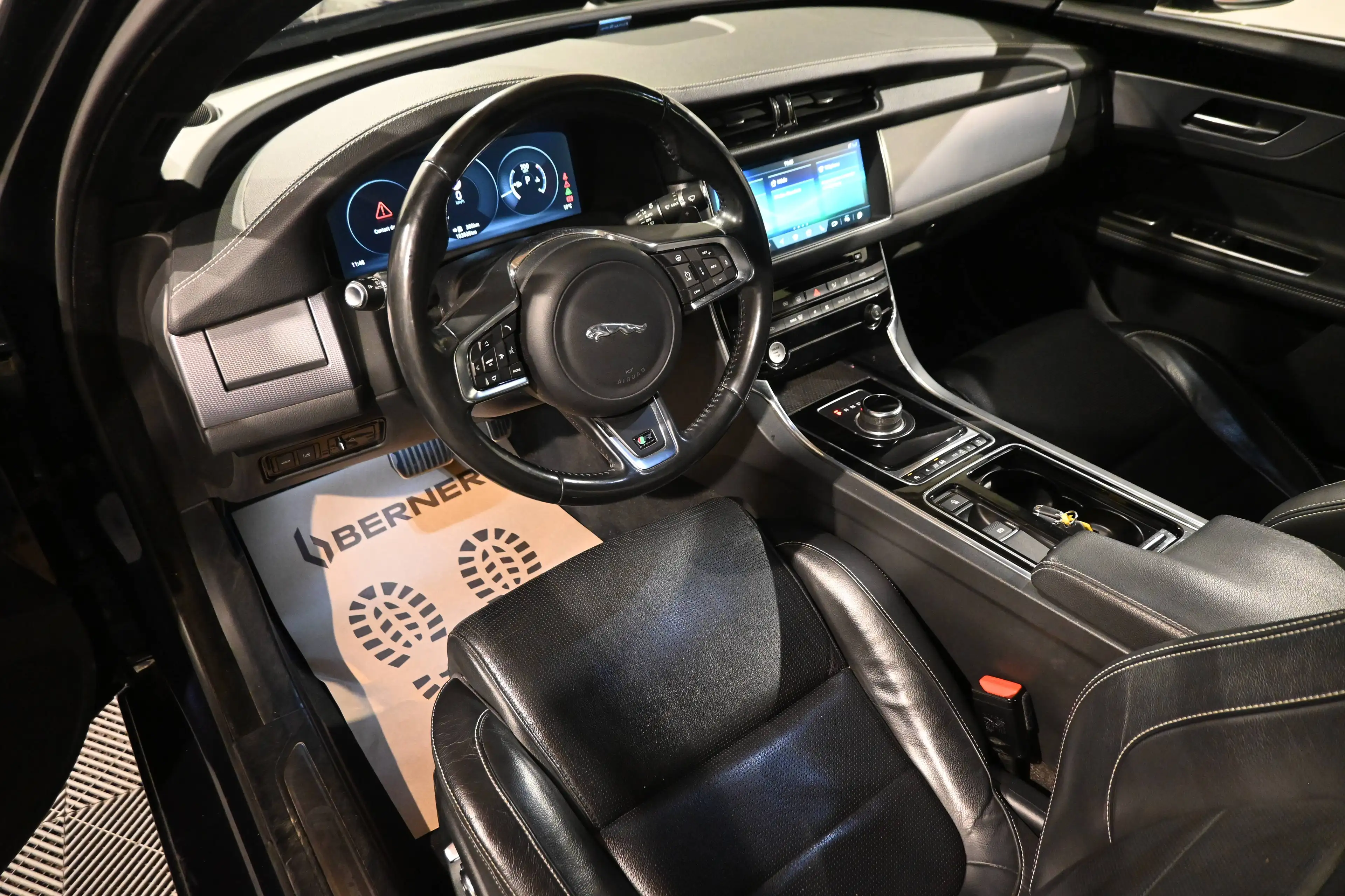 Jaguar XF XF 2.0 D AWD R-SPORT / PANO / CAMERA / XENON / LEDS / PDC !! — photo 14