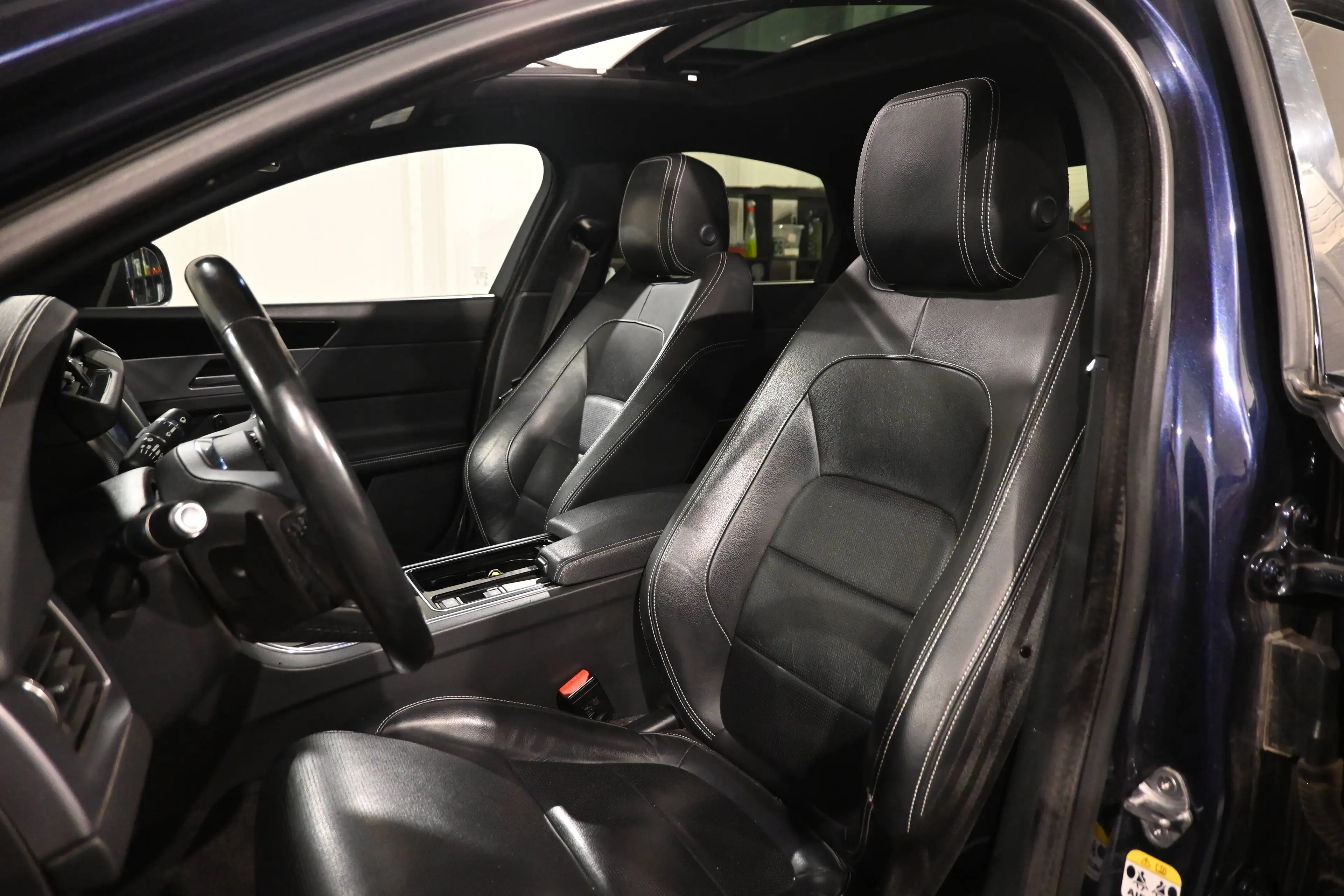 Jaguar XF XF 2.0 D AWD R-SPORT / PANO / CAMERA / XENON / LEDS / PDC !! — photo 13