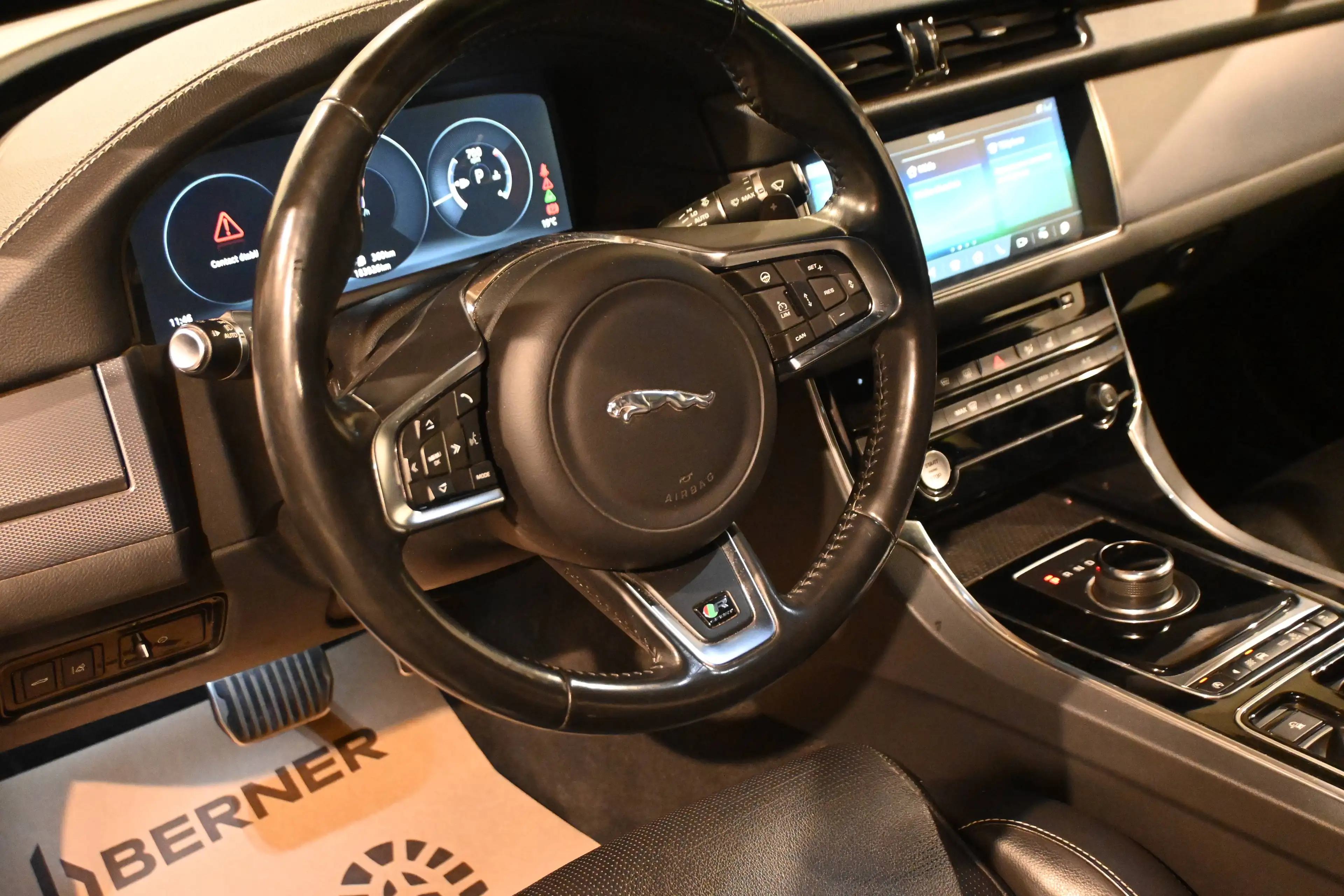 Jaguar XF XF 2.0 D AWD R-SPORT / PANO / CAMERA / XENON / LEDS / PDC !! — photo 15