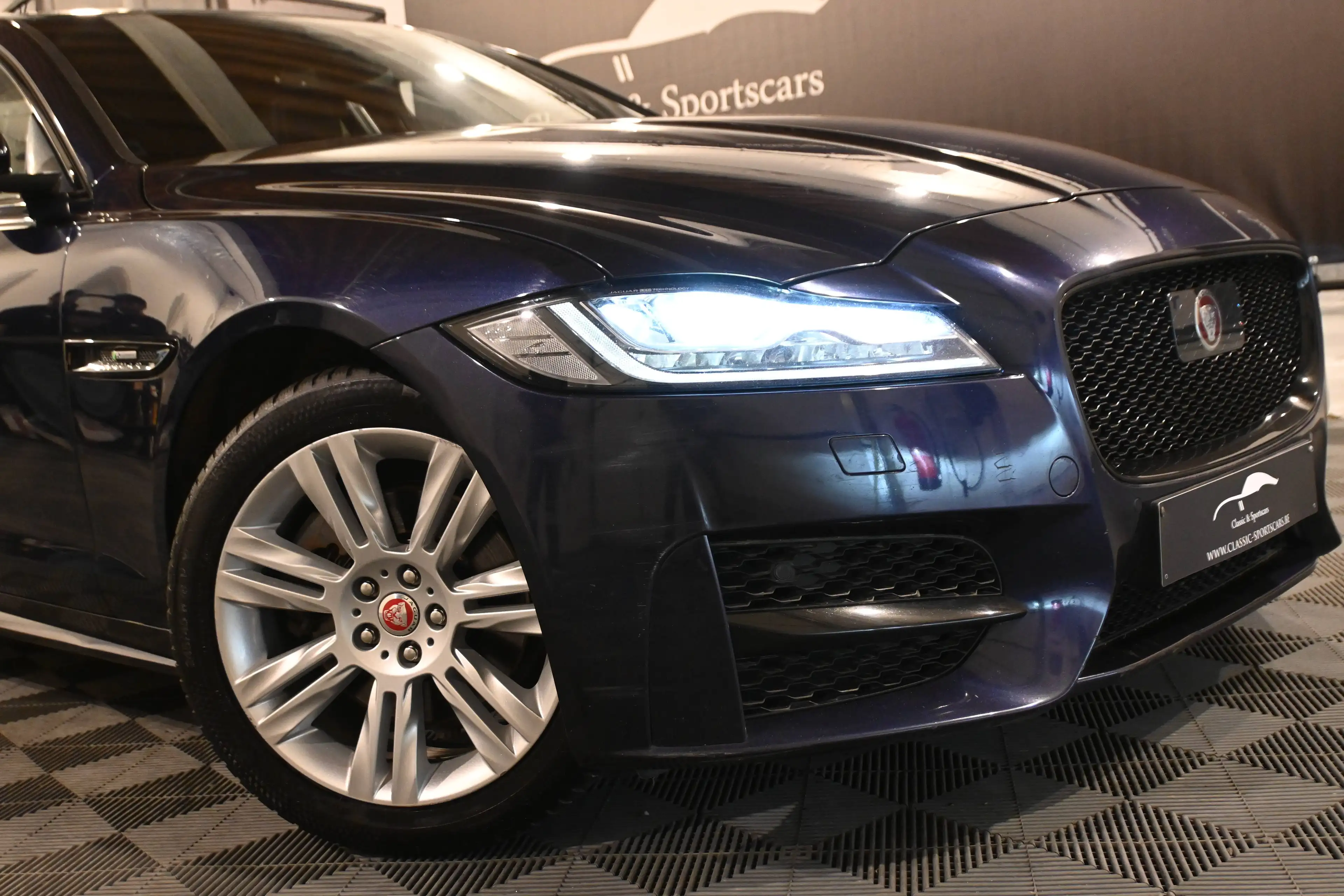 Jaguar XF XF 2.0 D AWD R-SPORT / PANO / CAMERA / XENON / LEDS / PDC !! — photo 3