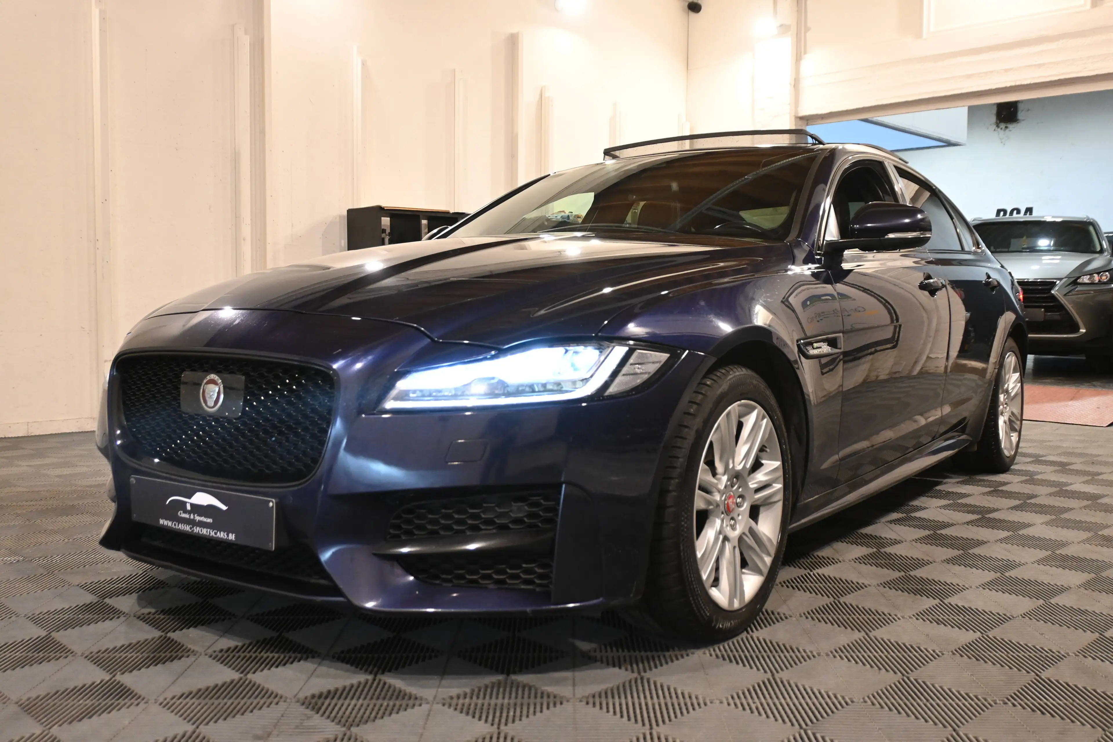 Jaguar XF XF 2.0 D AWD R-SPORT / PANO / CAMERA / XENON / LEDS / PDC !! — photo 4