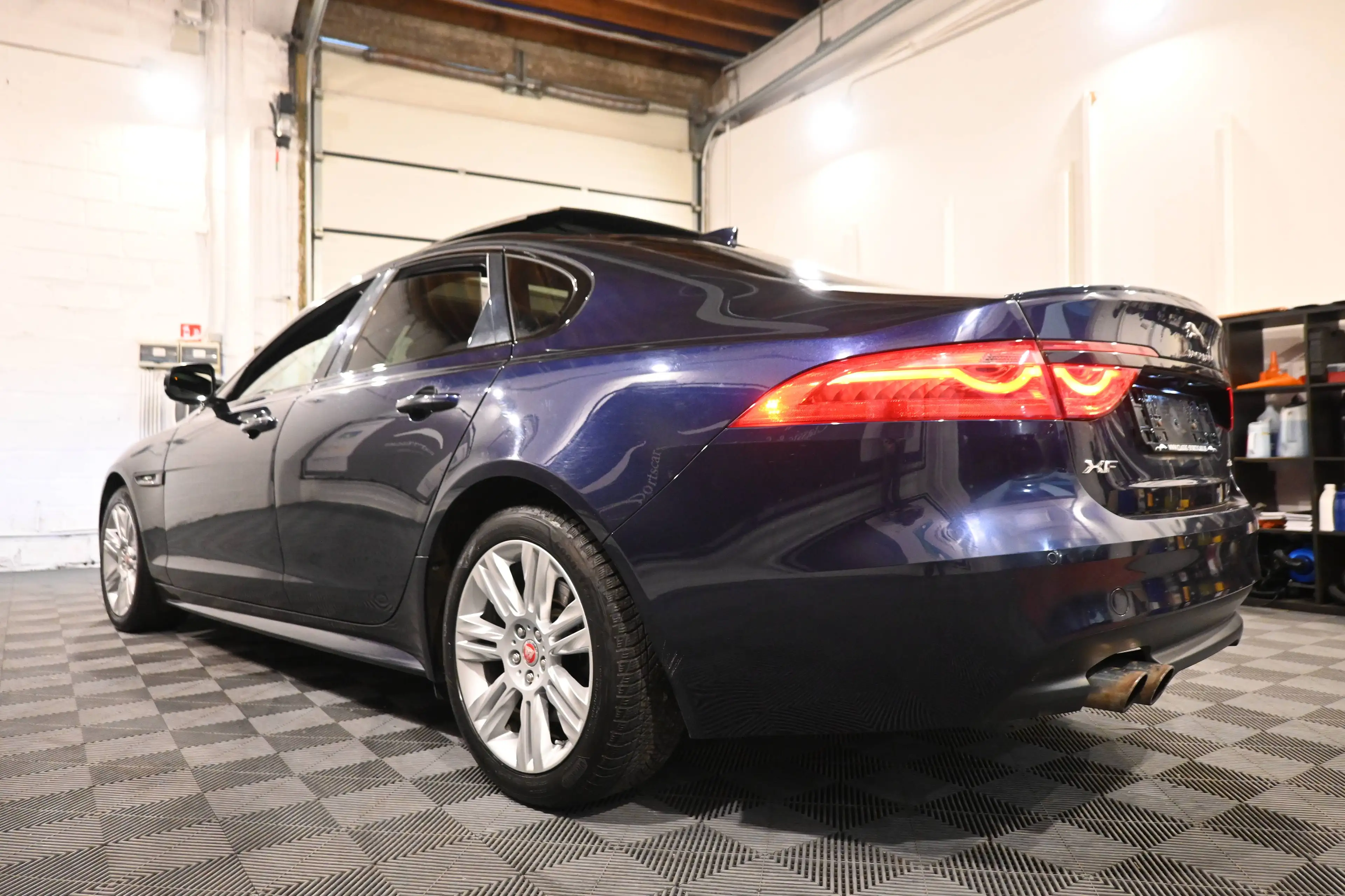 Jaguar XF XF 2.0 D AWD R-SPORT / PANO / CAMERA / XENON / LEDS / PDC !! — photo 8