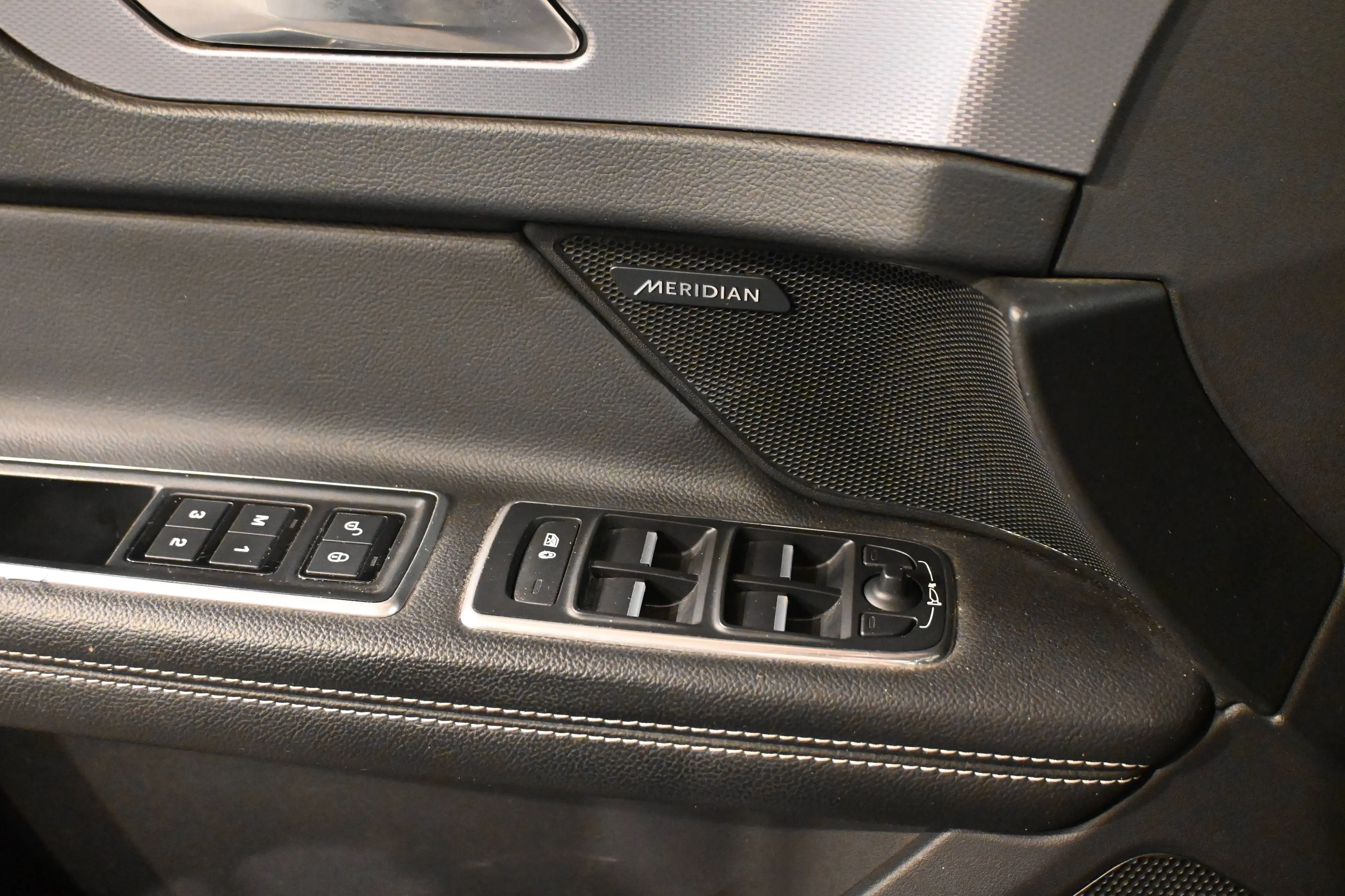 Jaguar XF XF 2.0 D AWD R-SPORT / PANO / CAMERA / XENON / LEDS / PDC !! — photo 12
