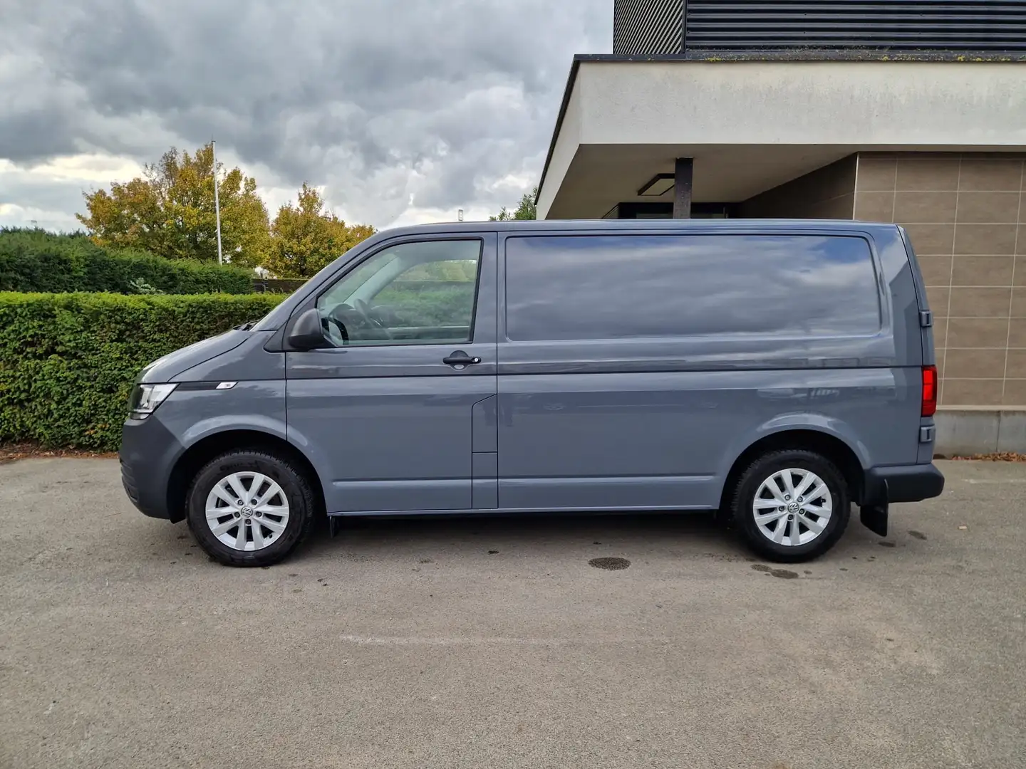 Volkswagen T6.1 Transporter 2.0 TDI 150 PK DSG - Navi, App-connect, Camera Gris - 2