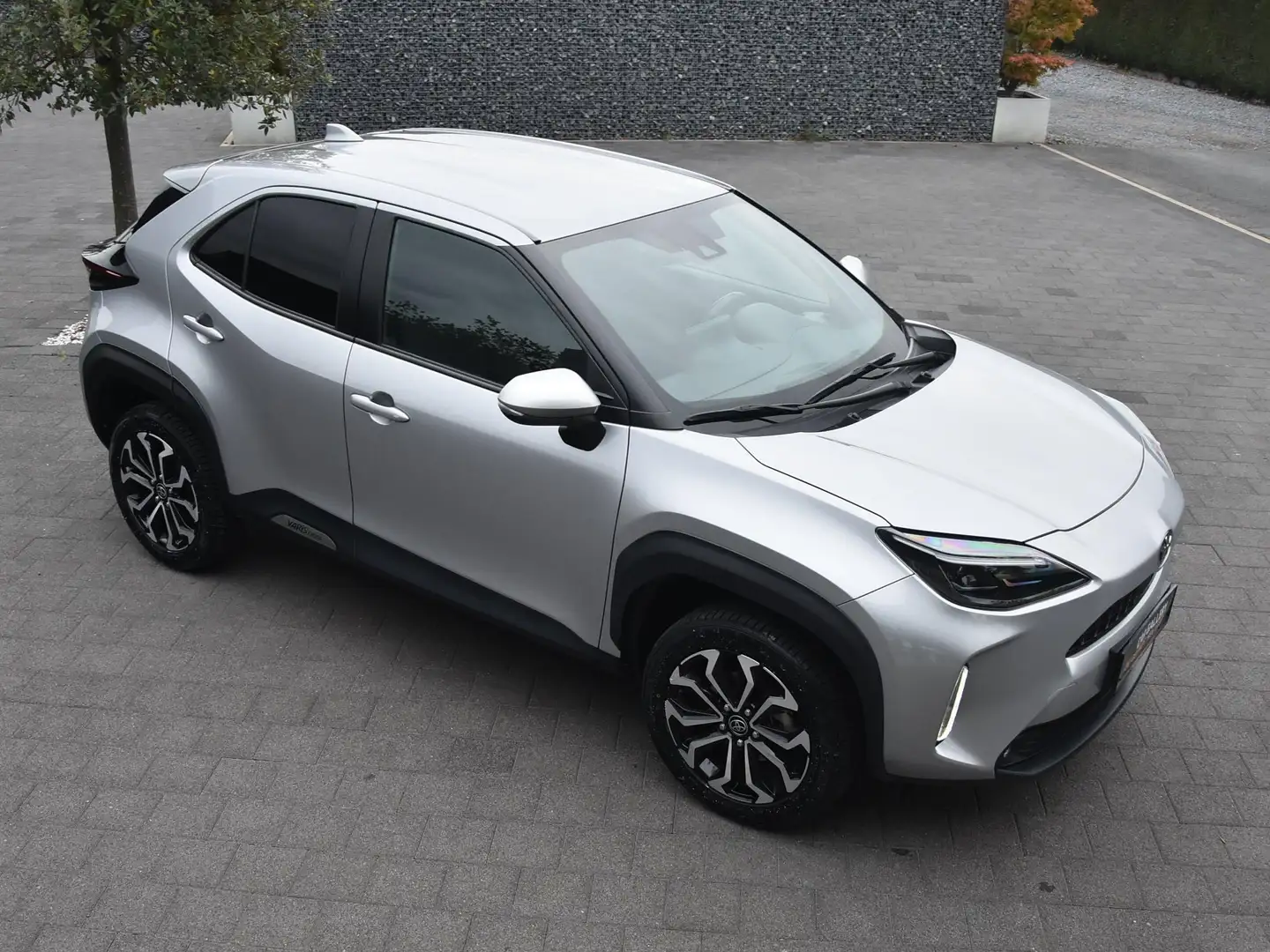 Toyota Yaris Cross 1.5 Hybride Trend Cam/Navi/Led/CarPlay/4Season/Dab Argent - 1