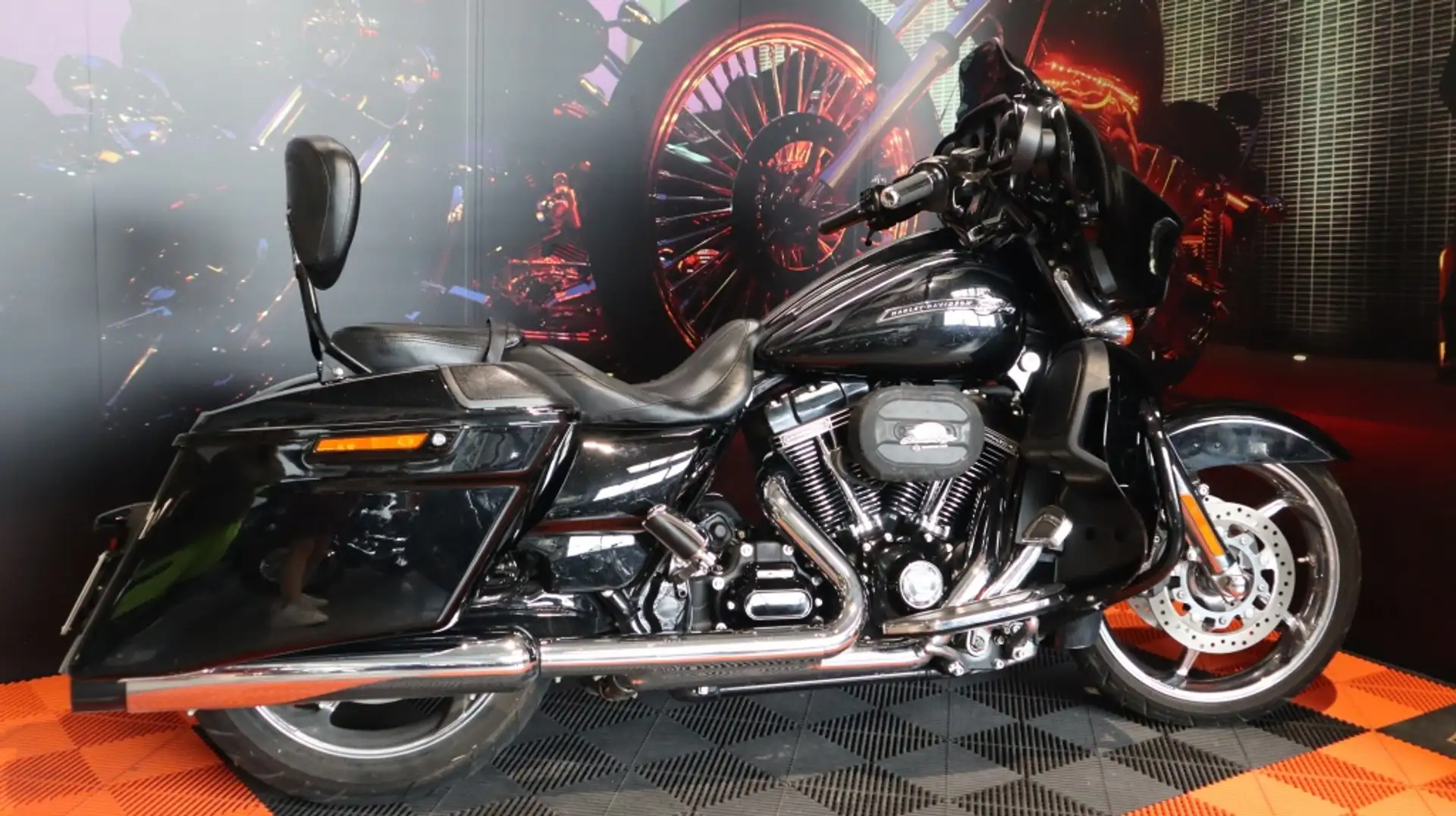 Harley-Davidson Street Glide Chopper C.V.O Zwart - 2
