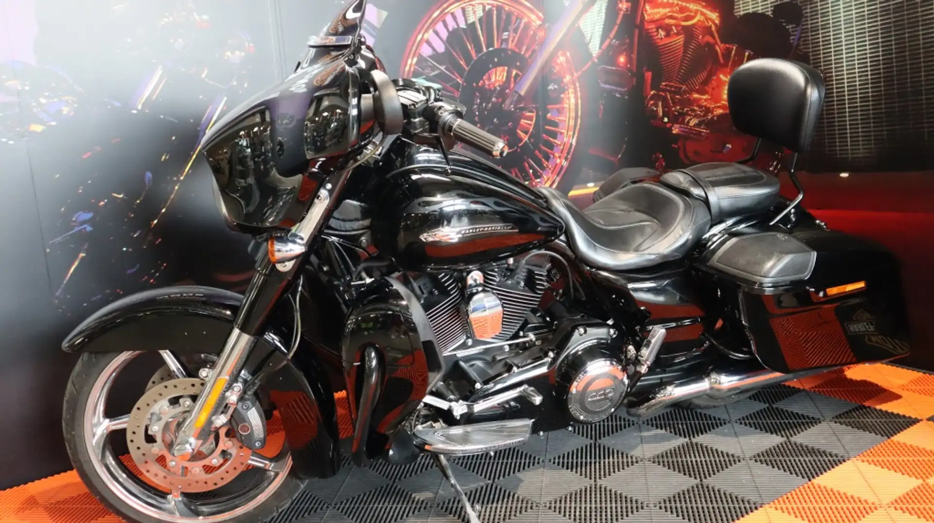 Harley-Davidson Street Glide Chopper C.V.O Zwart - 1