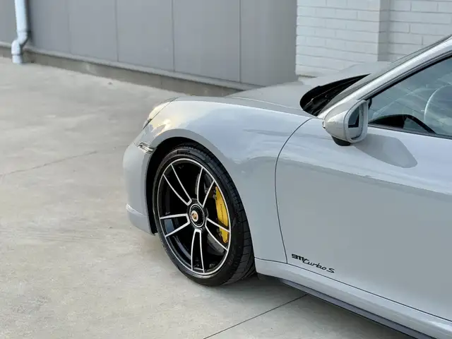 Porsche 992 view 9