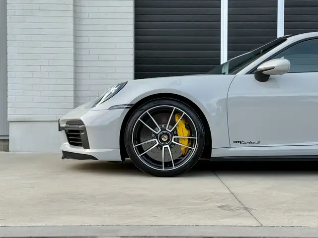 Porsche 992 view 8