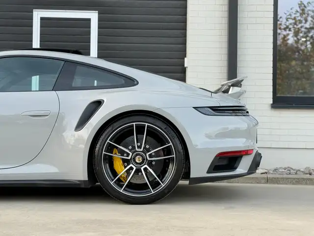 Porsche 992 view 10