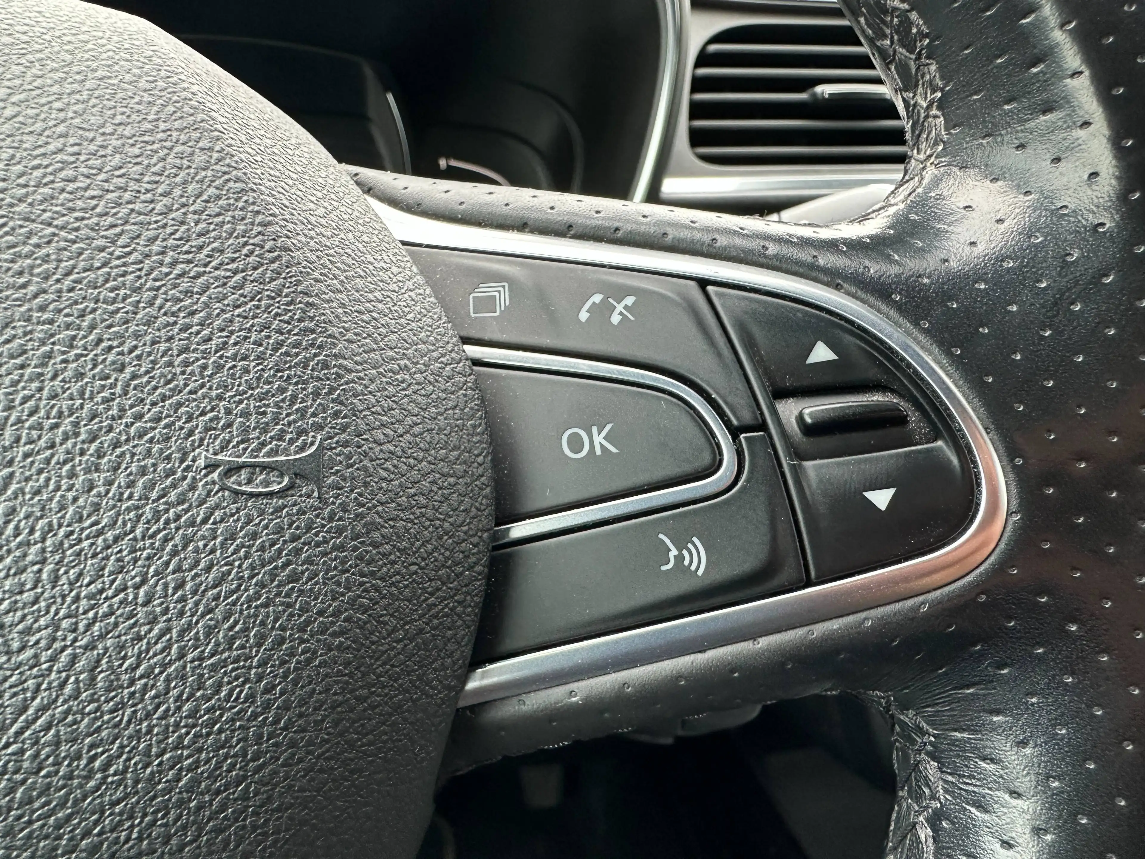 Renault Kadjar 1.3 TCe Black Edition Aut+NAVI+LED+ACC+LEDER+KLIMATRO+PDC+KAMERA+SHZ+TEMPOMAT — photo 13