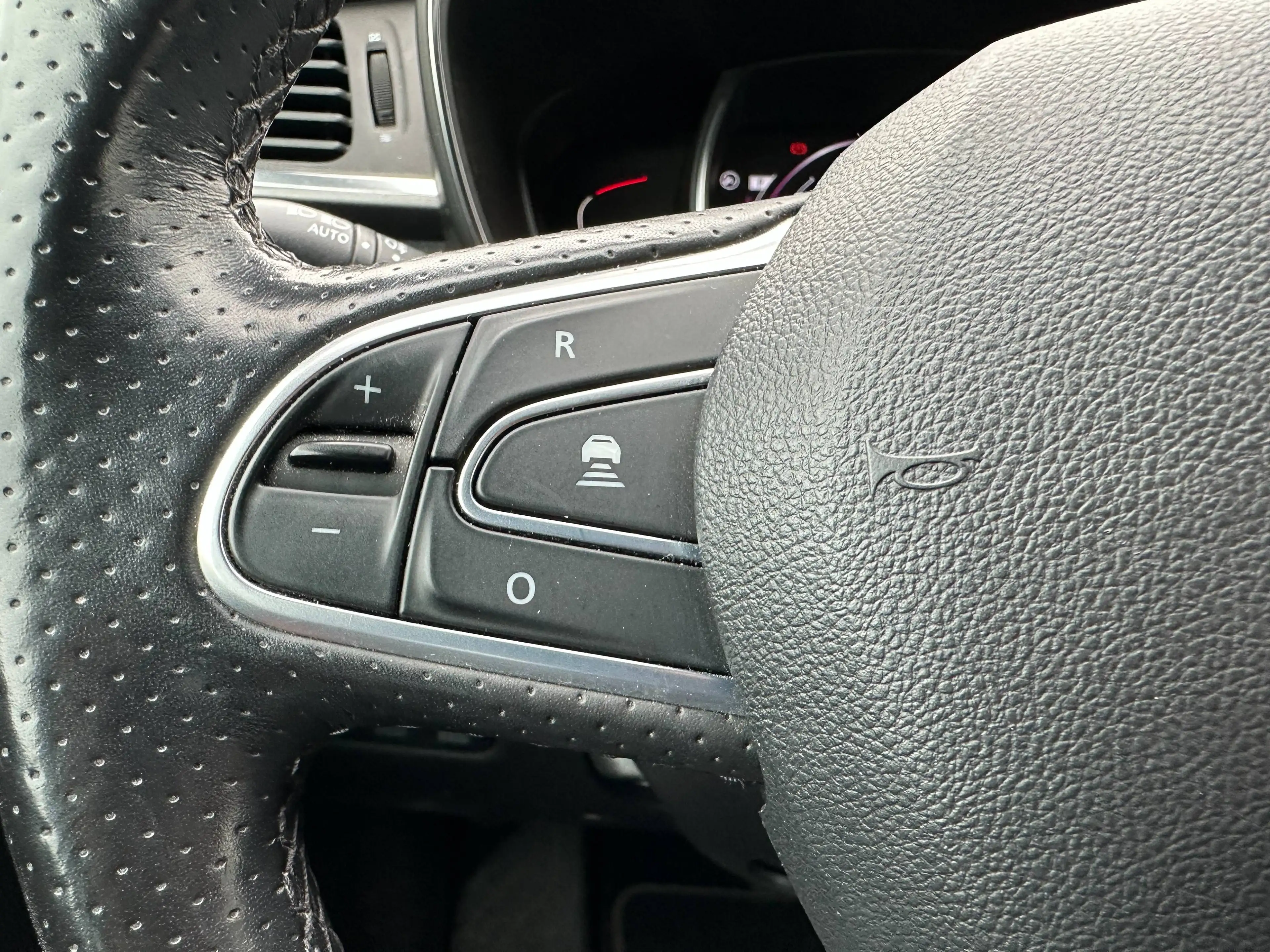 Renault Kadjar 1.3 TCe Black Edition Aut+NAVI+LED+ACC+LEDER+KLIMATRO+PDC+KAMERA+SHZ+TEMPOMAT — photo 12