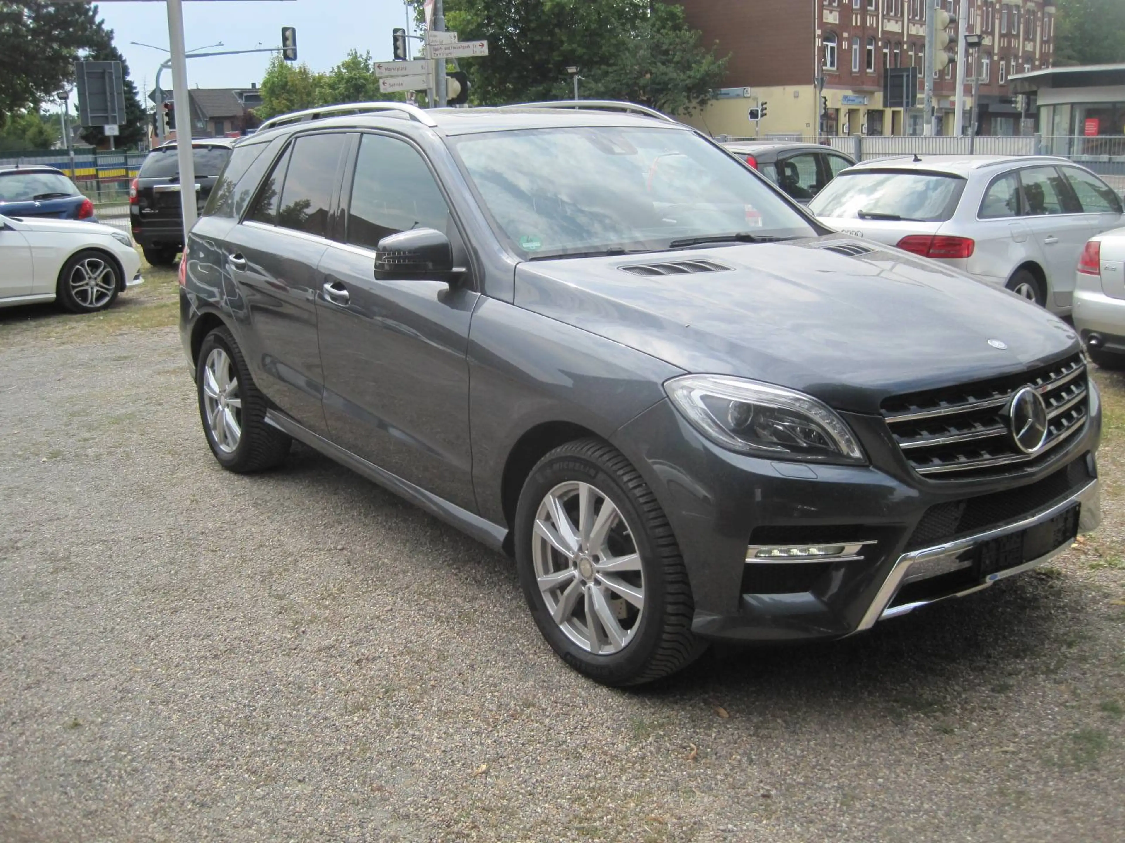 Mercedes-Benz ML 350 -CDI BlueTec 4Matic-KAMARA-AHK-ESSD-NAVI