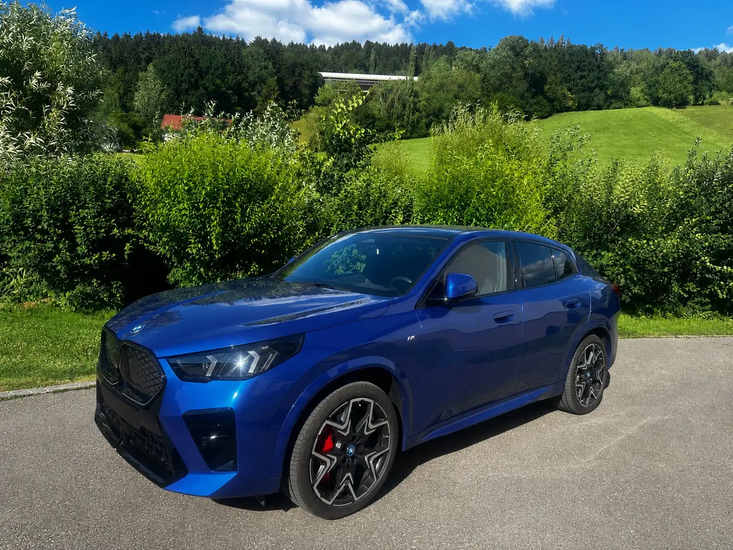 BMW iX2 iX2 xDrive30 66,5kWh Blau - 1