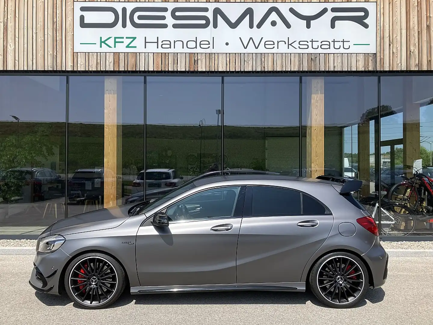 Mercedes-Benz A 45 AMG 4MATIC Aut. AMG Aerodynamik-Paket Grijs - 2