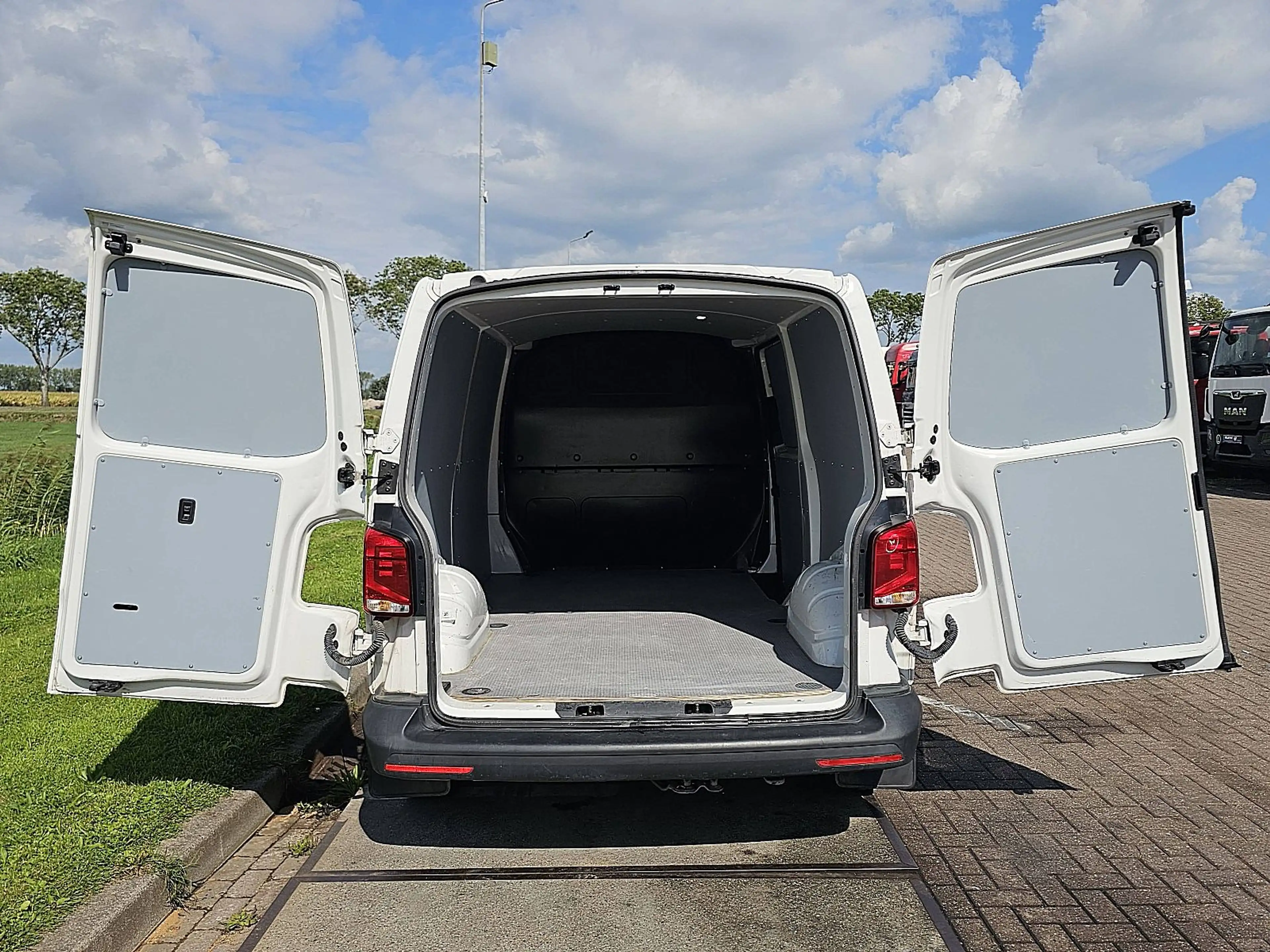 Volkswagen Transporter 2.0 TDI T6.1 150Pk L2H1 Autm — photo 11