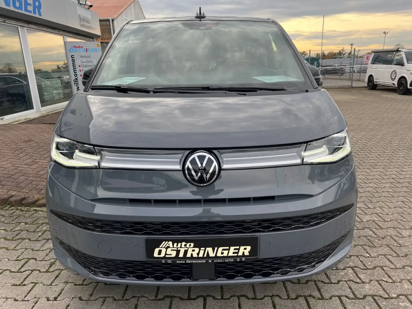 Volkswagen T7 Multivan 2,0 TDI DSG LÜ EDITION Navigation Grau - 2