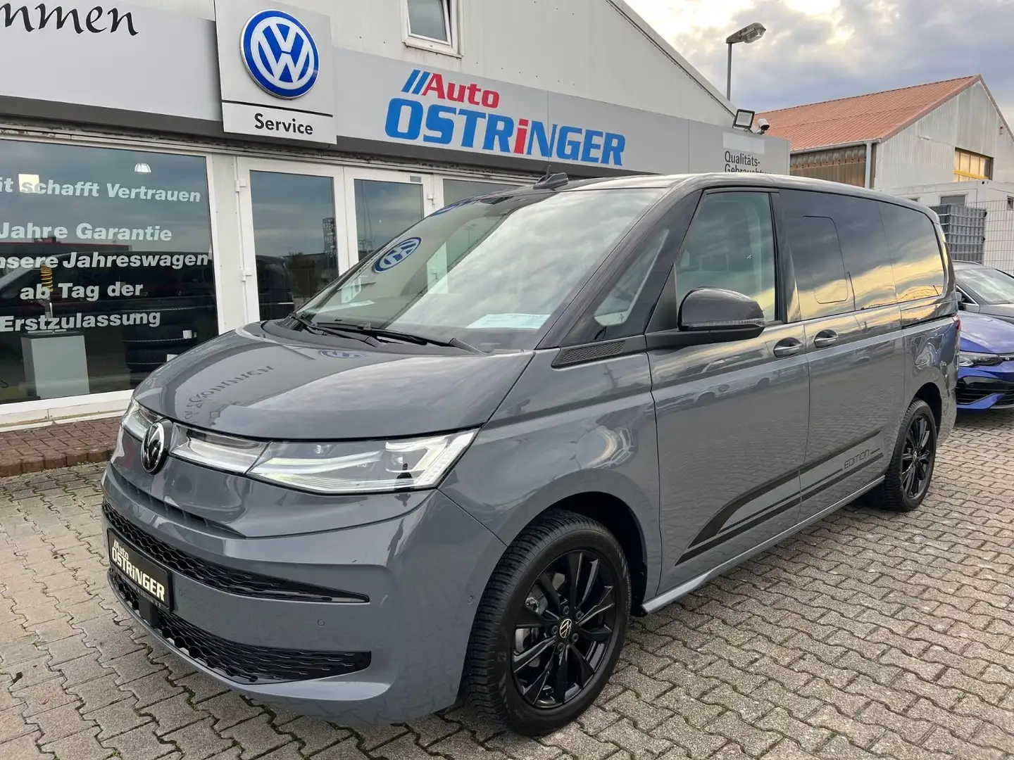 Volkswagen T7 Multivan 2,0 TDI DSG LÜ EDITION Navigation Grau - 1