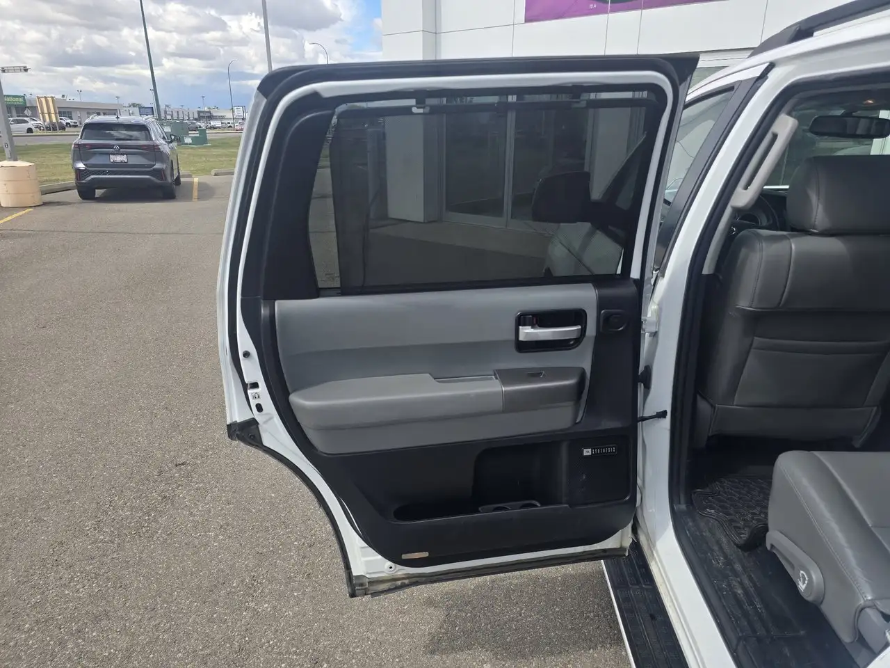 Toyota Sequoia снимка Toyota Sequoia