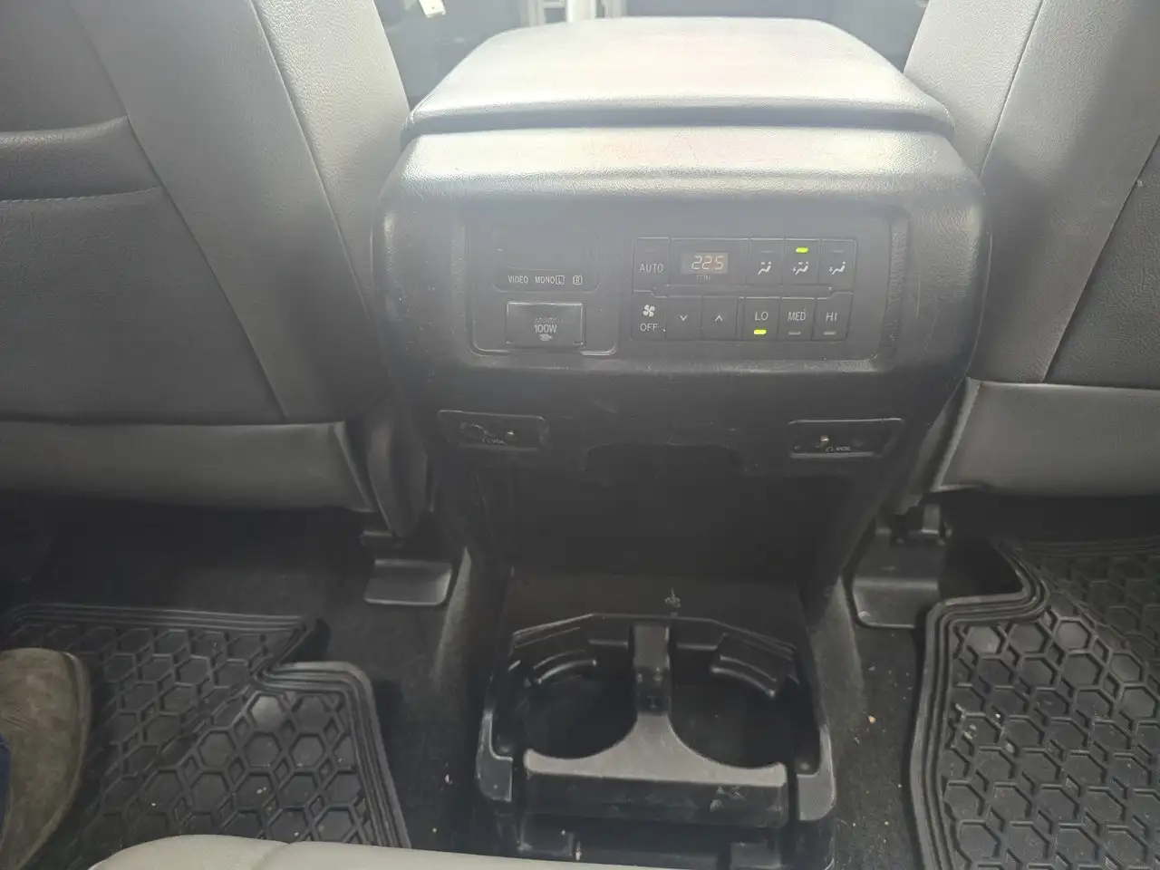 Toyota Sequoia снимка Toyota Sequoia
