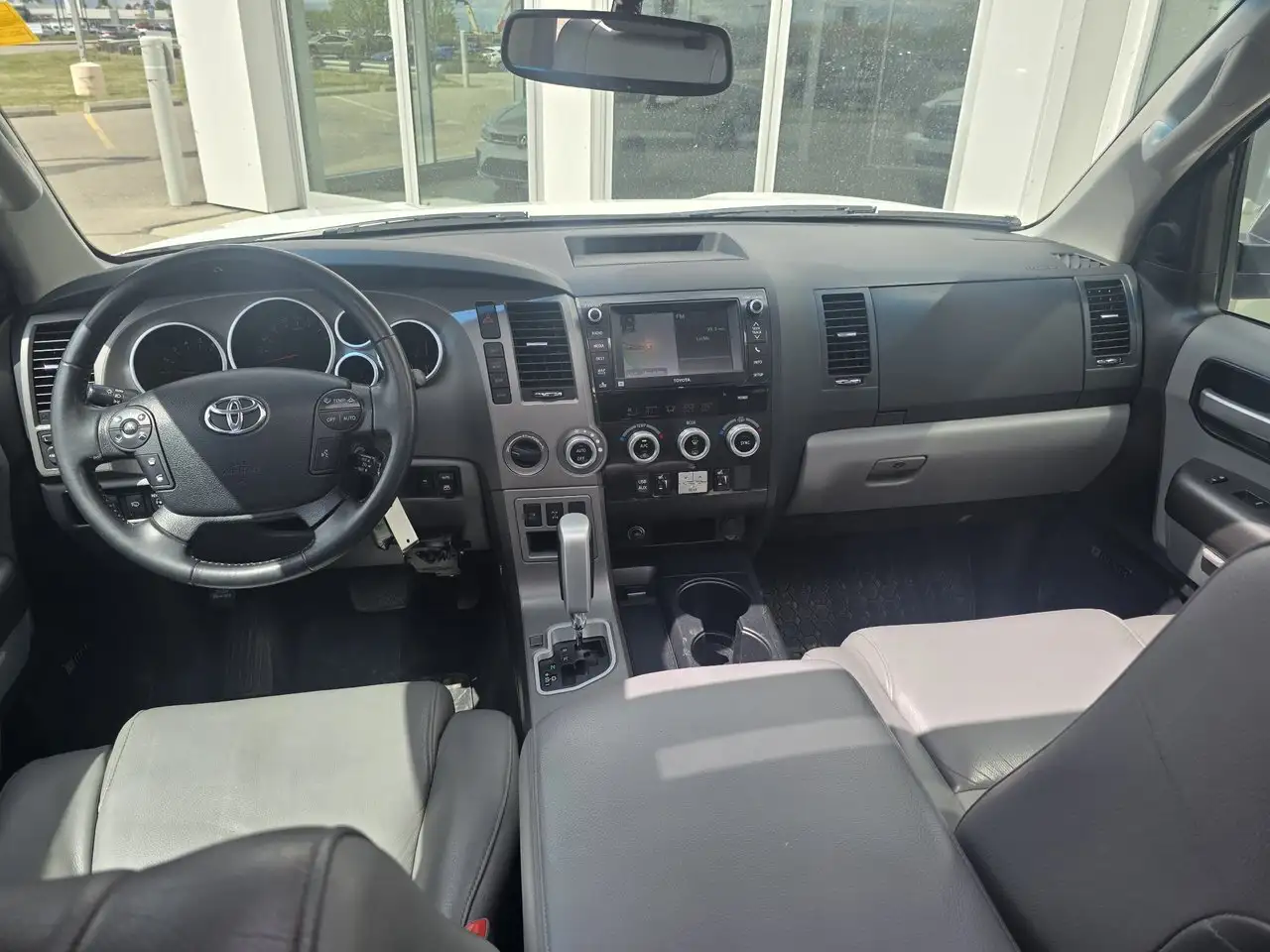 Toyota Sequoia снимка Toyota Sequoia