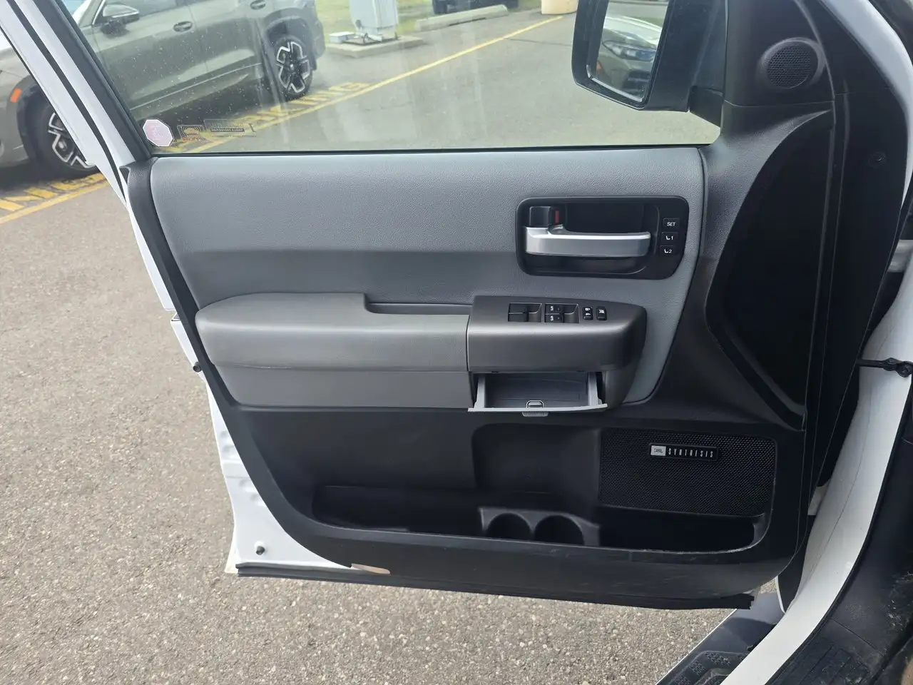 Toyota Sequoia снимка Toyota Sequoia