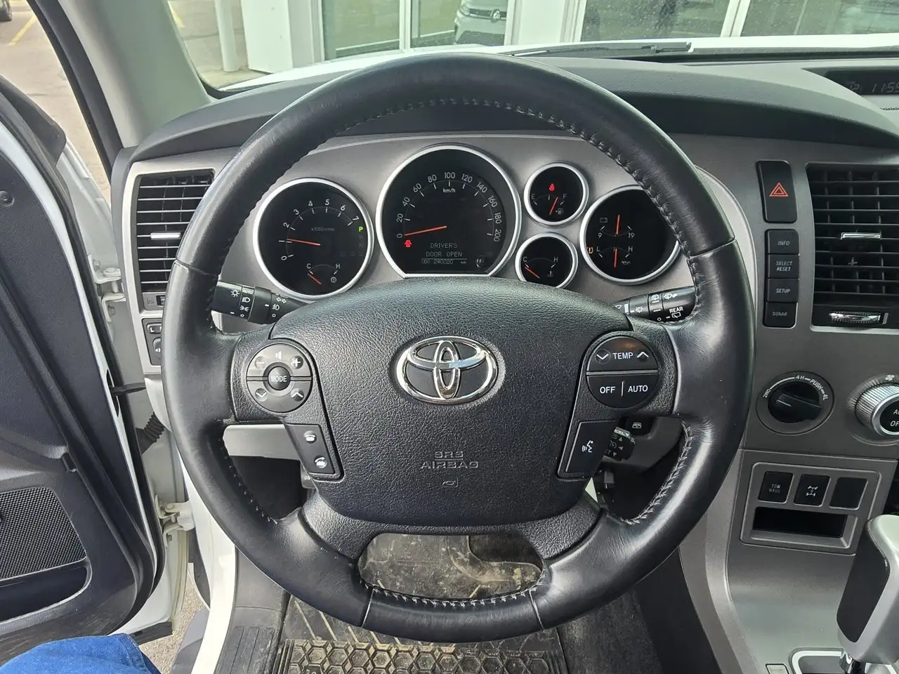 Toyota Sequoia снимка Toyota Sequoia