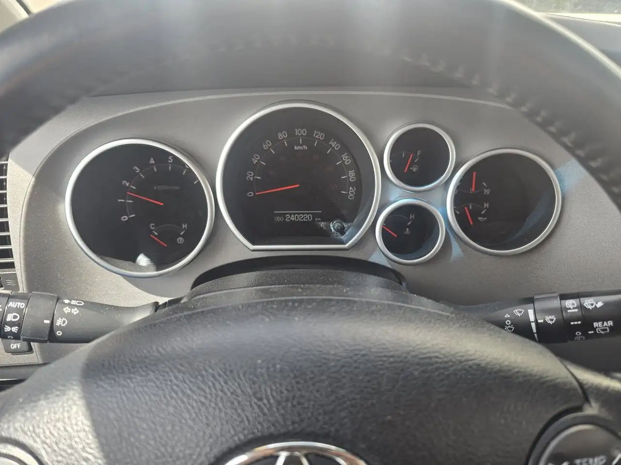 Toyota Sequoia снимка Toyota Sequoia