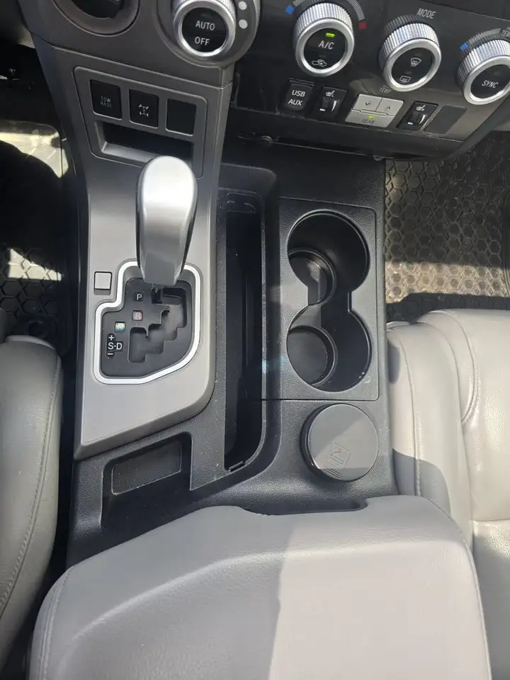 Toyota Sequoia снимка Toyota Sequoia