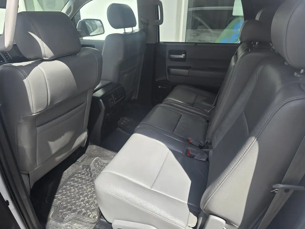 Toyota Sequoia снимка Toyota Sequoia