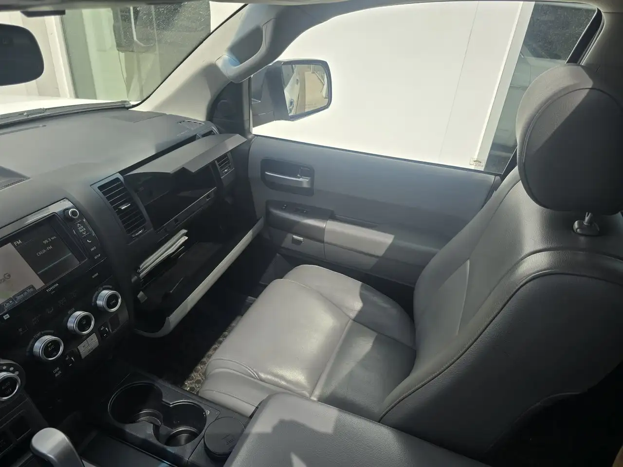 Toyota Sequoia снимка Toyota Sequoia