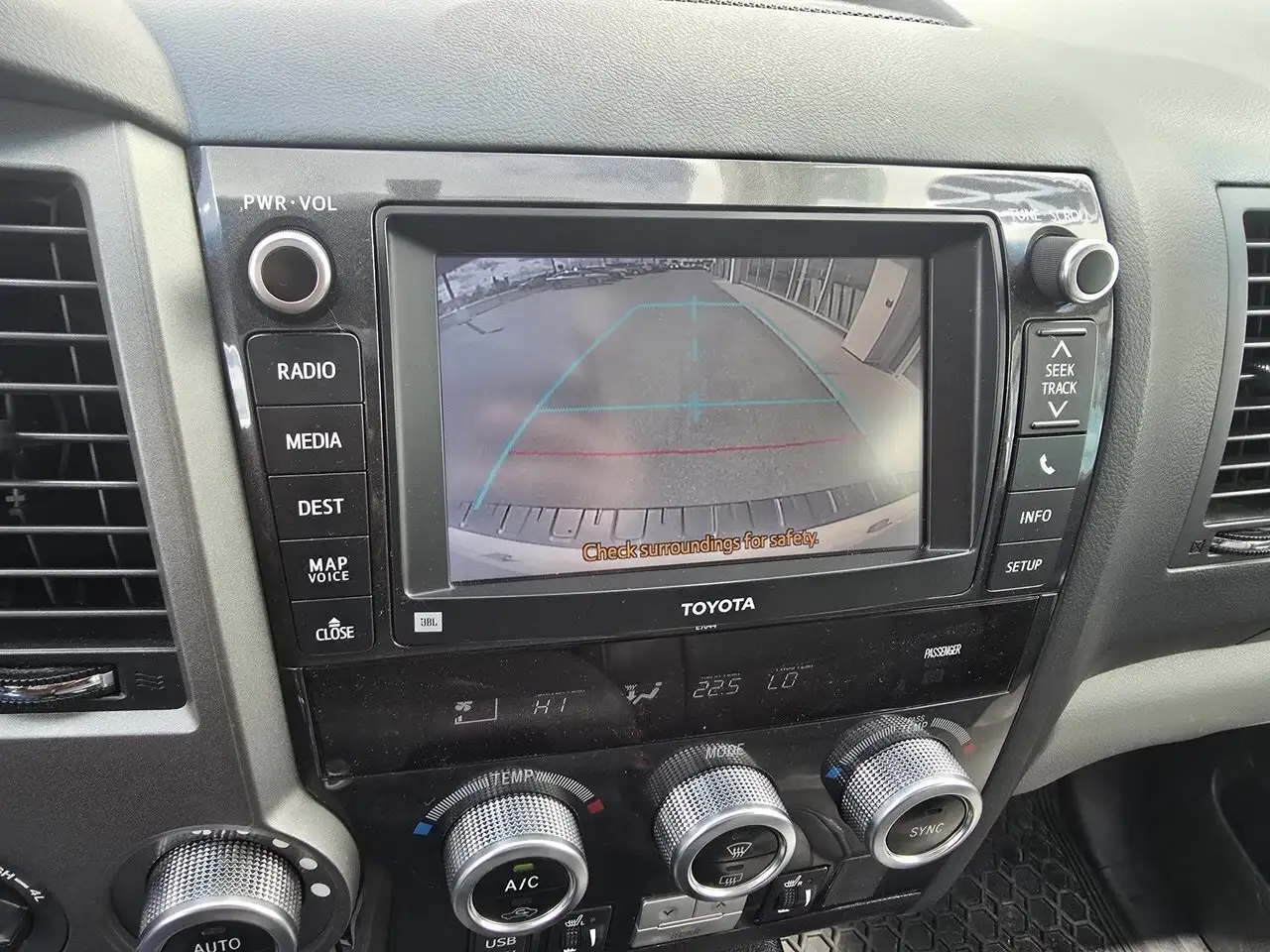Toyota Sequoia снимка Toyota Sequoia