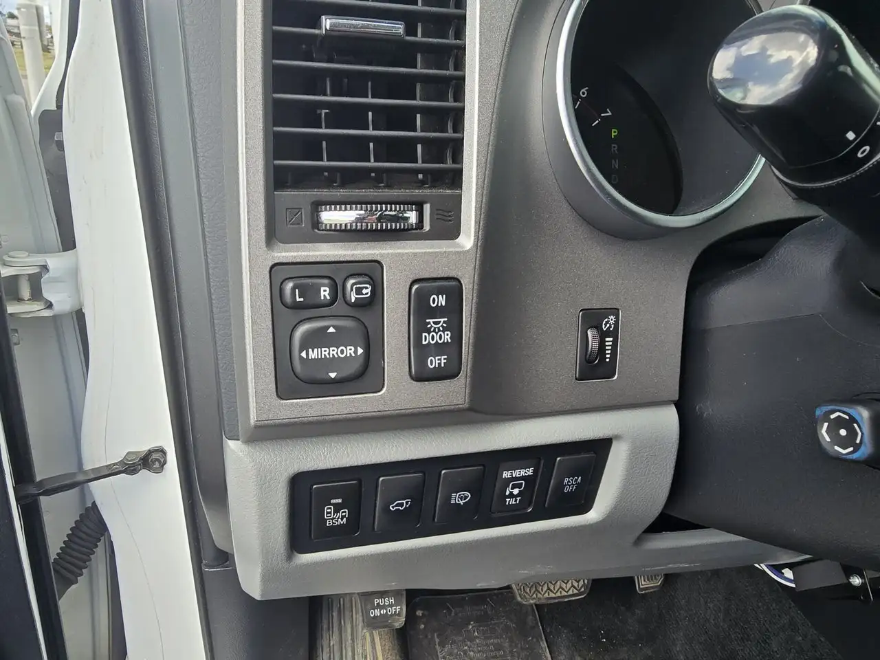 Toyota Sequoia снимка Toyota Sequoia
