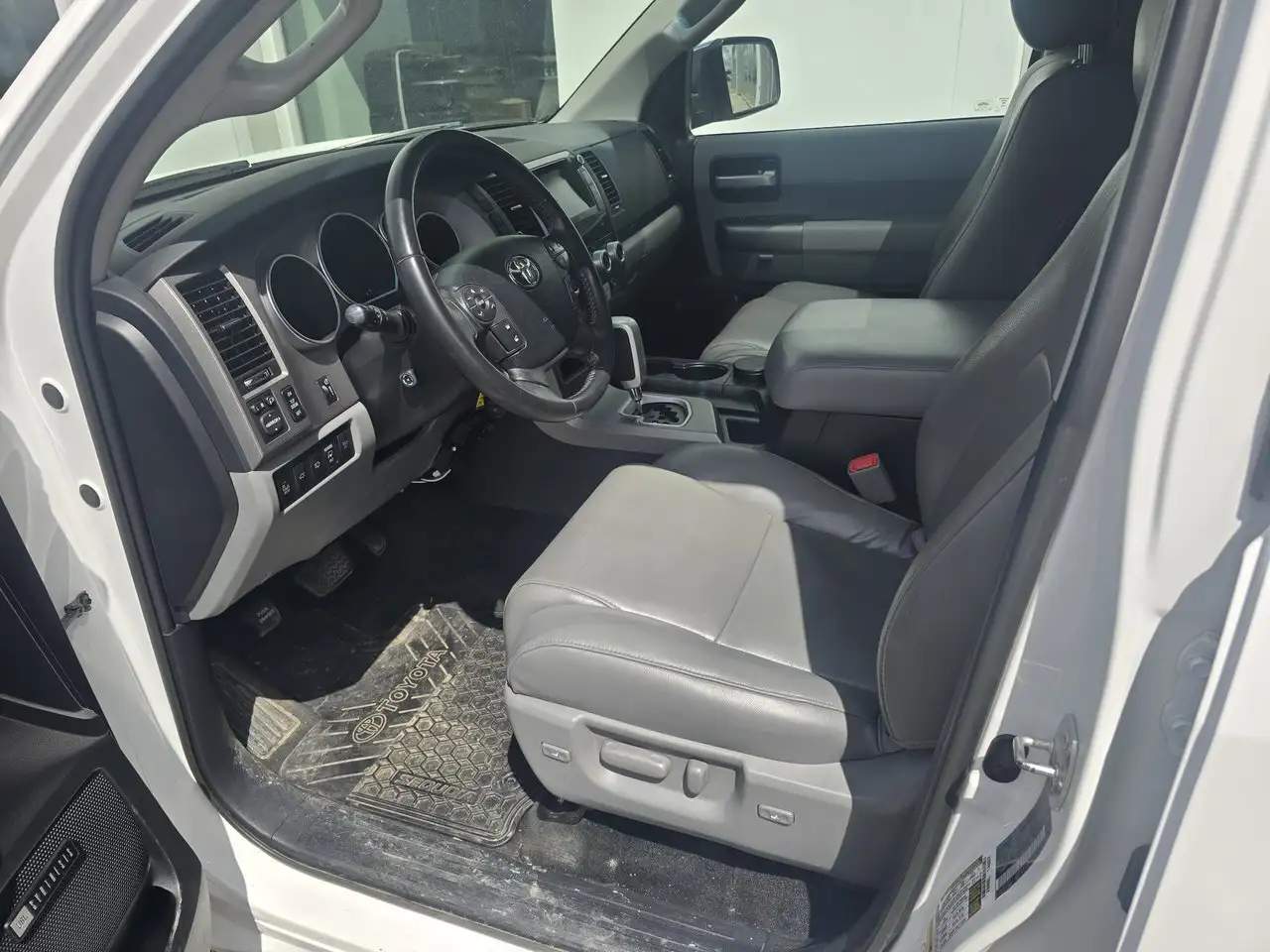 Toyota Sequoia снимка Toyota Sequoia