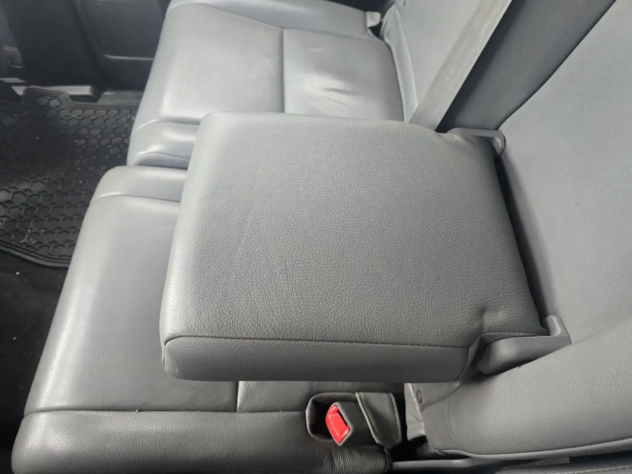 Toyota Sequoia снимка Toyota Sequoia