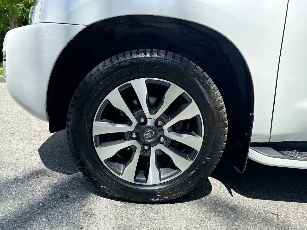 Toyota Sequoia снимка Toyota Sequoia