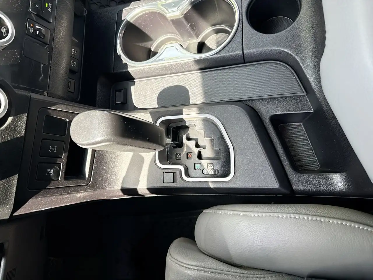 Toyota Sequoia снимка Toyota Sequoia